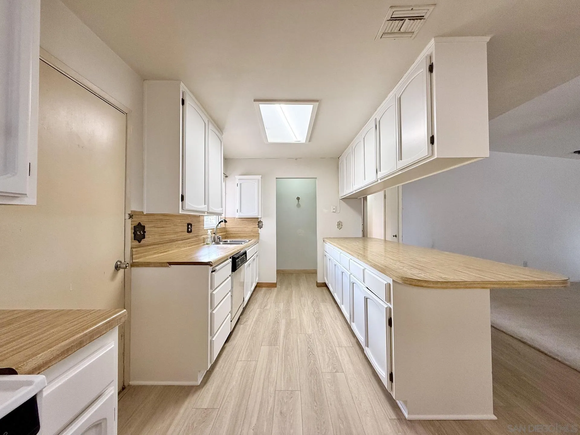 https://cdn.realtyfeed.com/cdn/127/260011043/c543e247134623324a2f27ae1f4fc58a.webp