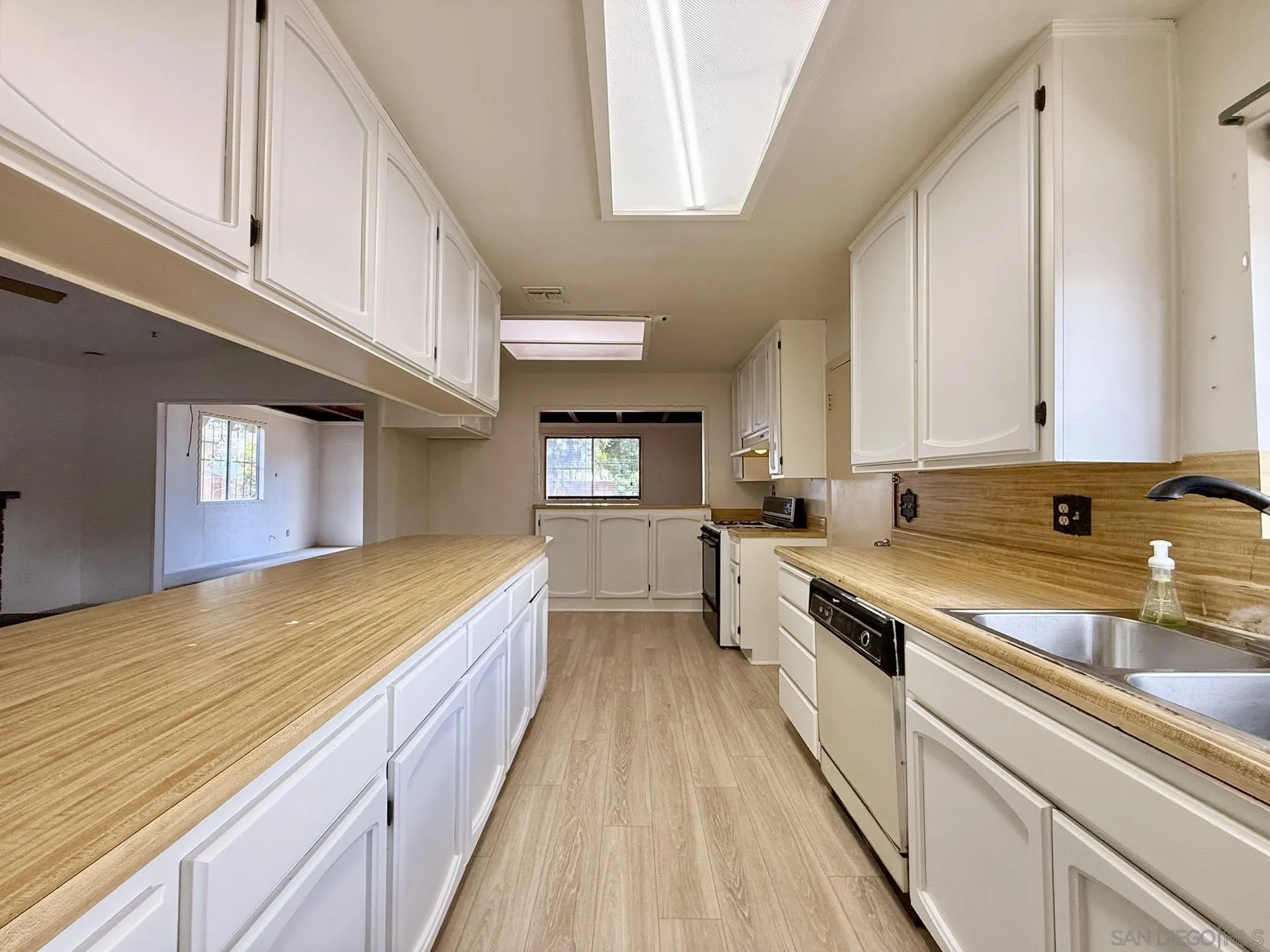 https://cdn.realtyfeed.com/cdn/127/260011043/e3d3ff16be04a682461acba4007f021f.webp