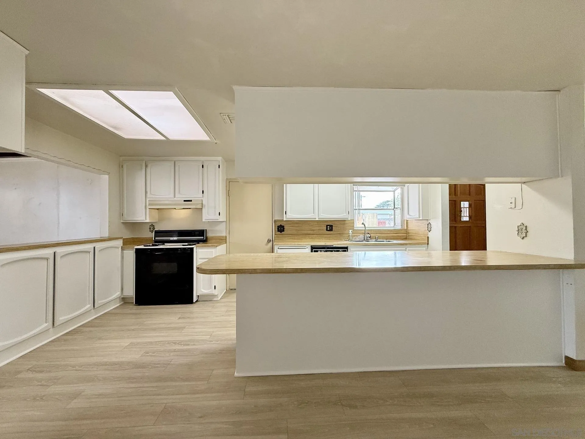 https://cdn.realtyfeed.com/cdn/127/260011043/fbd7a957111cb3f485dcc2b41657dbcc.webp