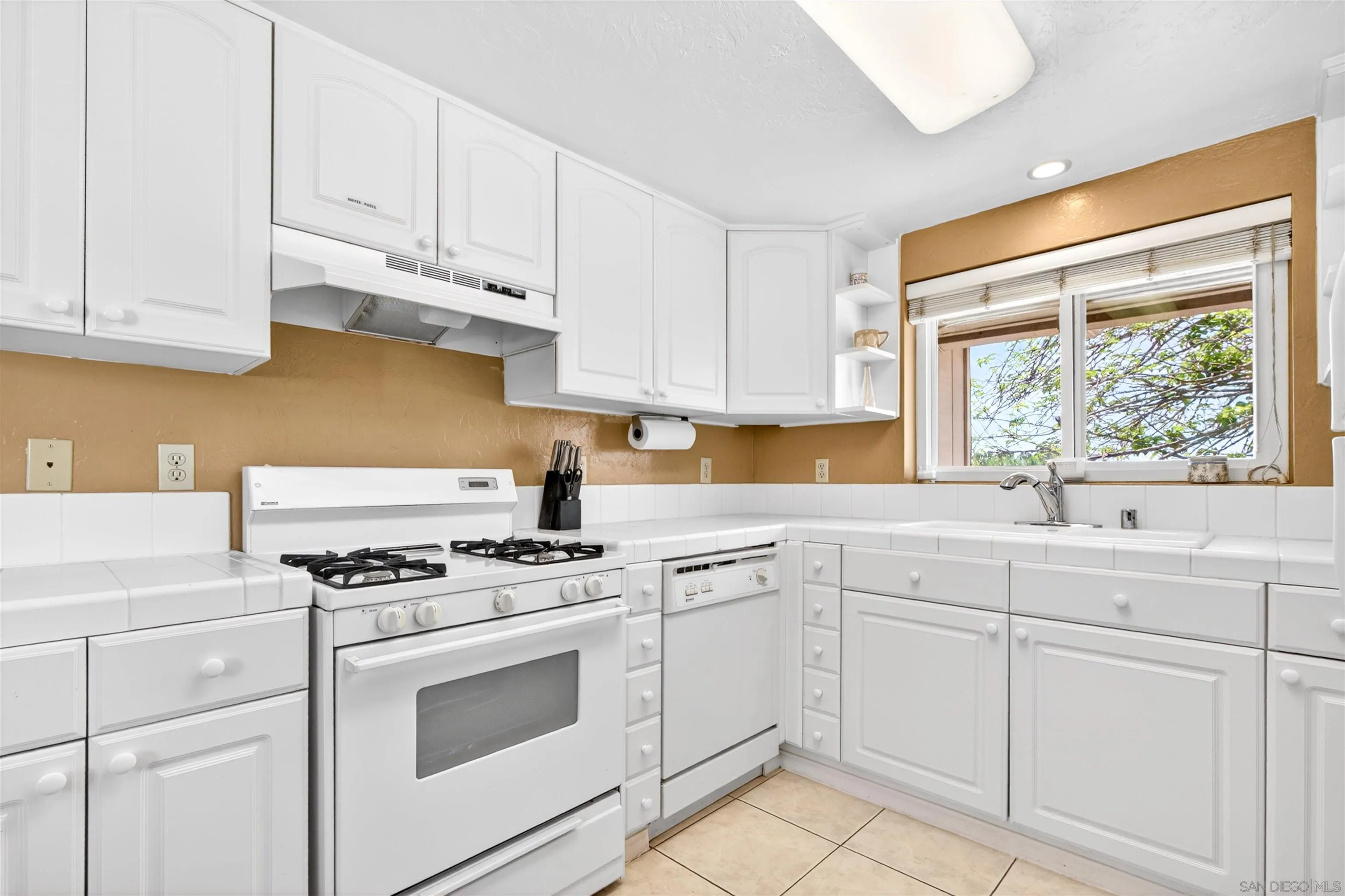 https://cdn.realtyfeed.com/cdn/127/260011046/2802ef5820482cb1f3d5ebee760f0c7b.webp