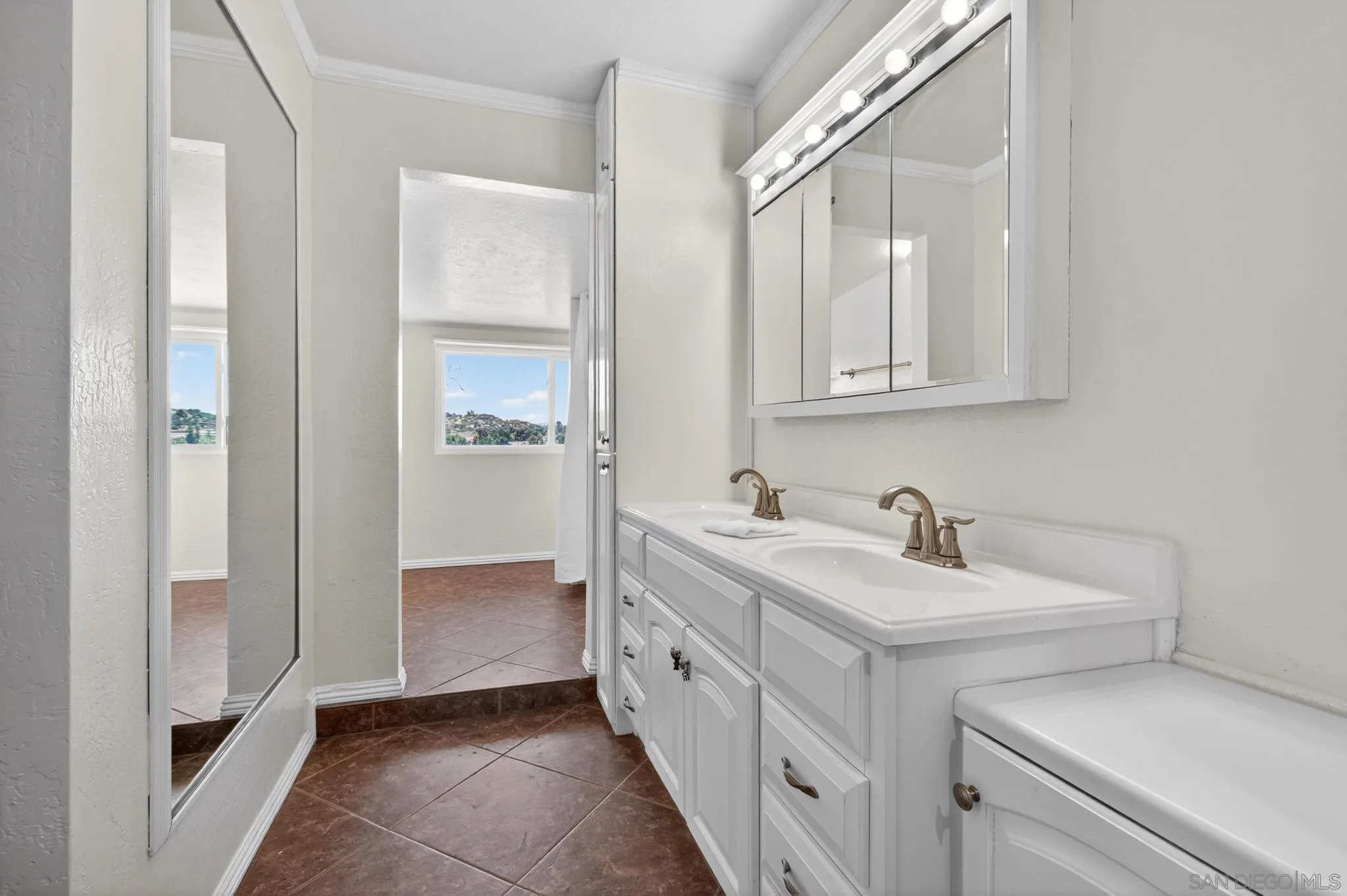 https://cdn.realtyfeed.com/cdn/127/260011046/7c587d7fe0514f3e2b34d87d2e0b40c9.webp