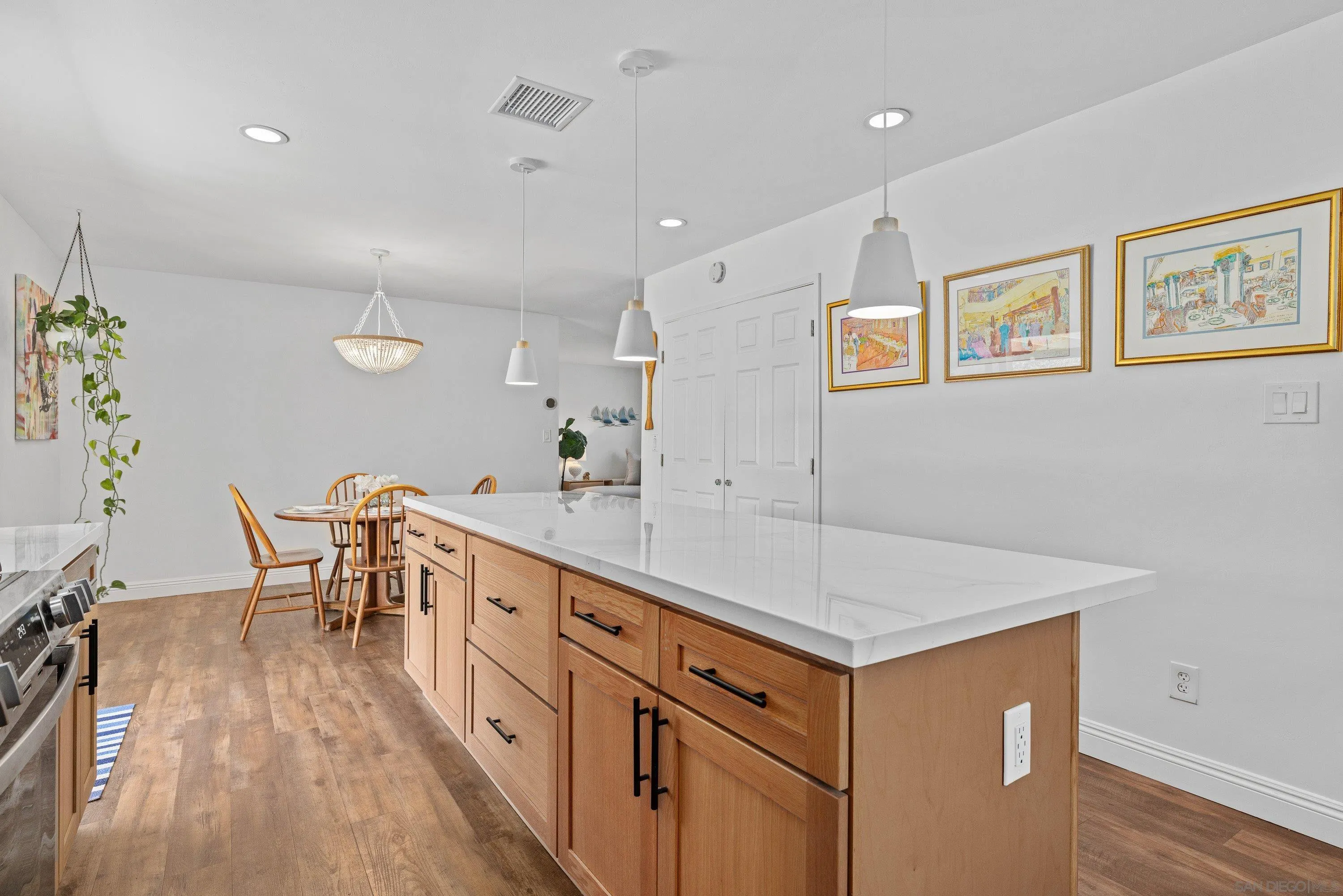 https://cdn.realtyfeed.com/cdn/127/260011052/e51a68f45b4704969925ca2cf51353a6.webp