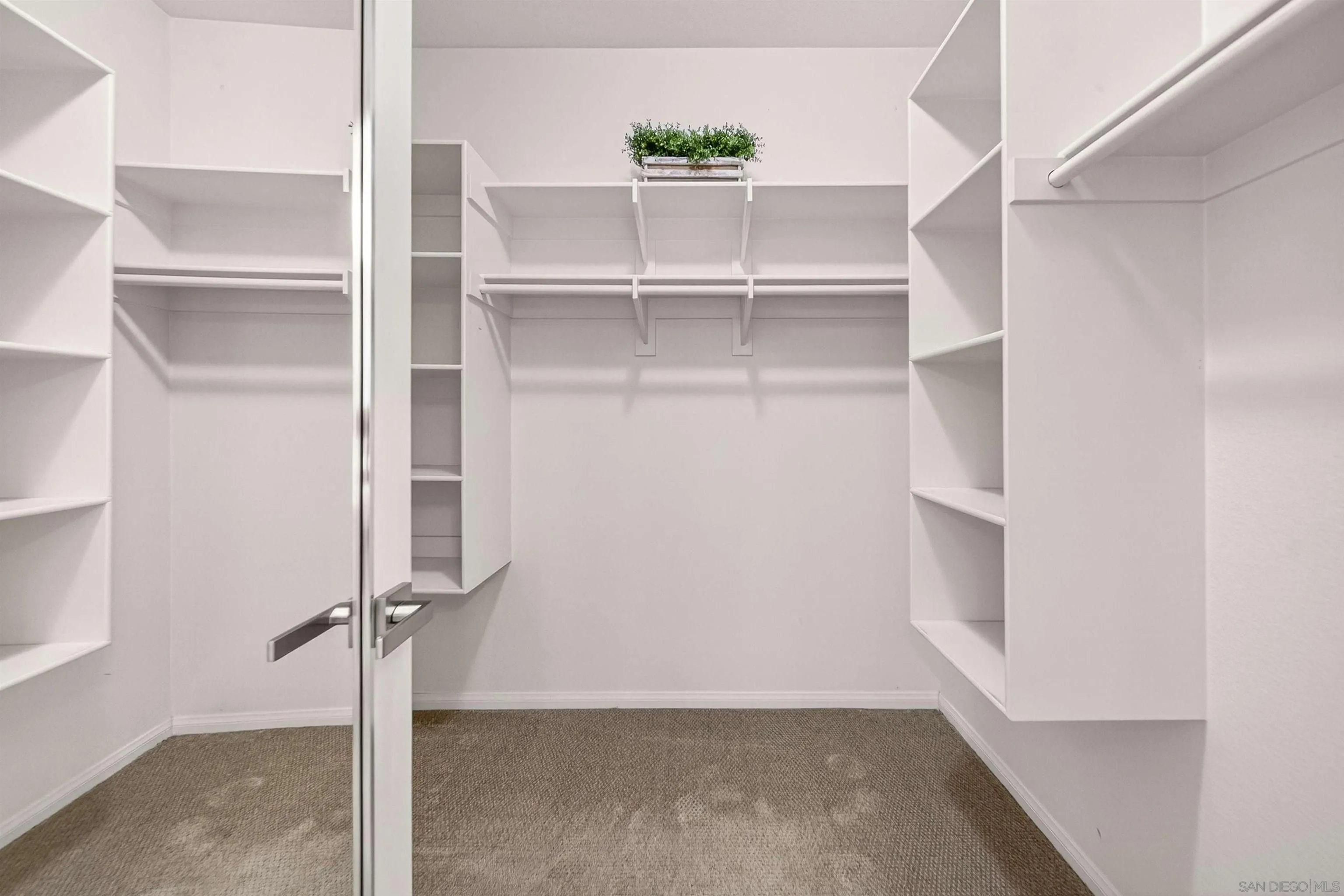https://cdn.realtyfeed.com/cdn/127/260011055/335878113007b228376d31df50c75692.webp