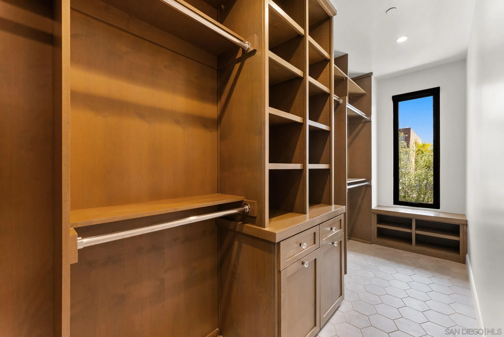 https://cdn.realtyfeed.com/cdn/127/260011056/2704cb7d4e02a8f00dc45876e2496586.webp
