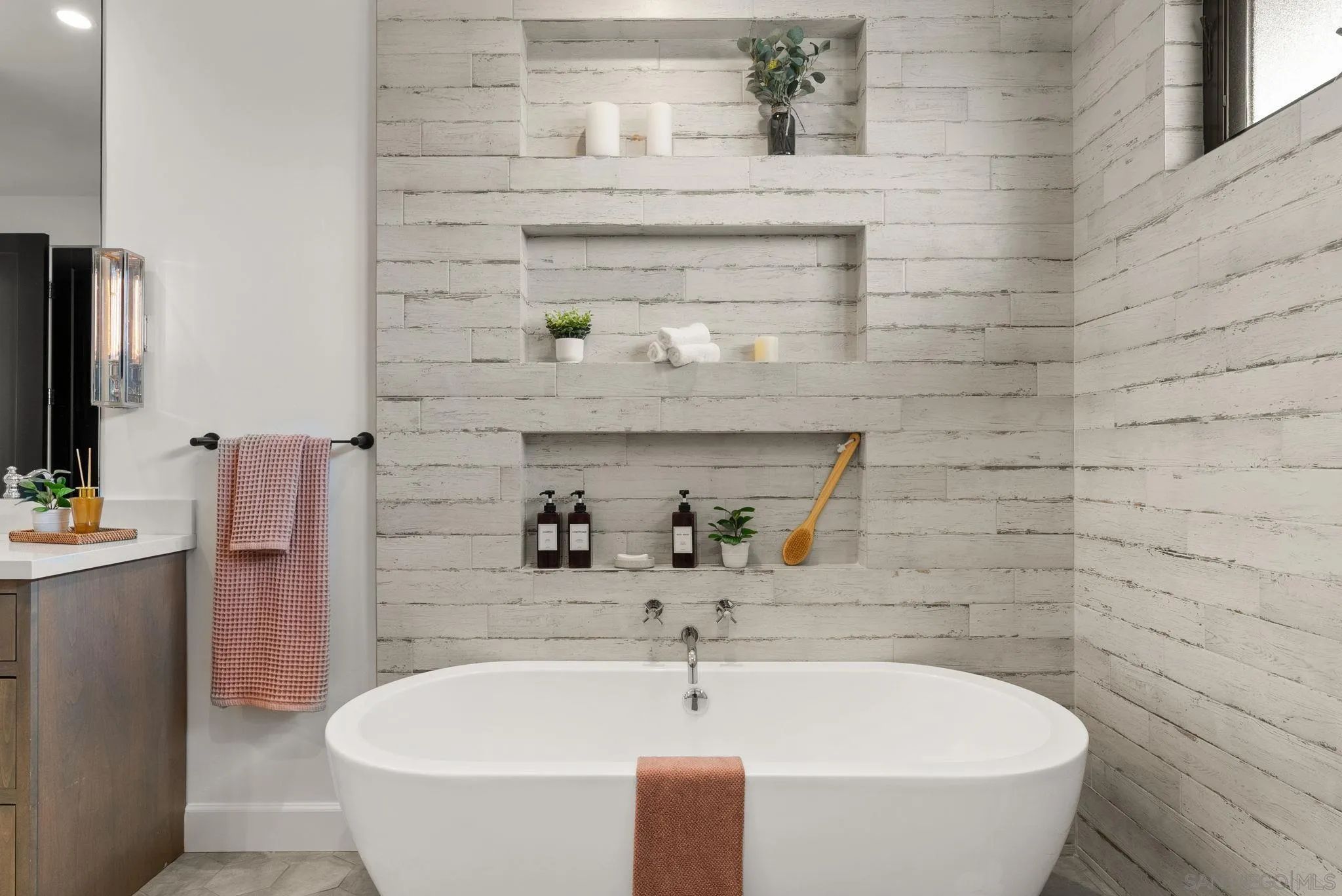 https://cdn.realtyfeed.com/cdn/127/260011056/e4d5e37cbfbaecb24de9f60544b33ffd.webp