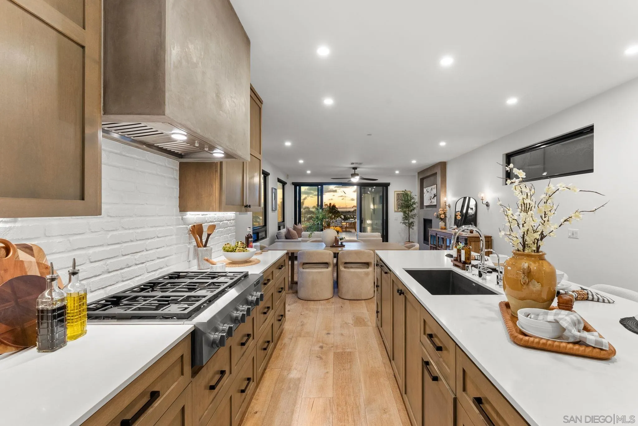 https://cdn.realtyfeed.com/cdn/127/260011056/f0f992791bf9fd62612d974414d40ef3.webp