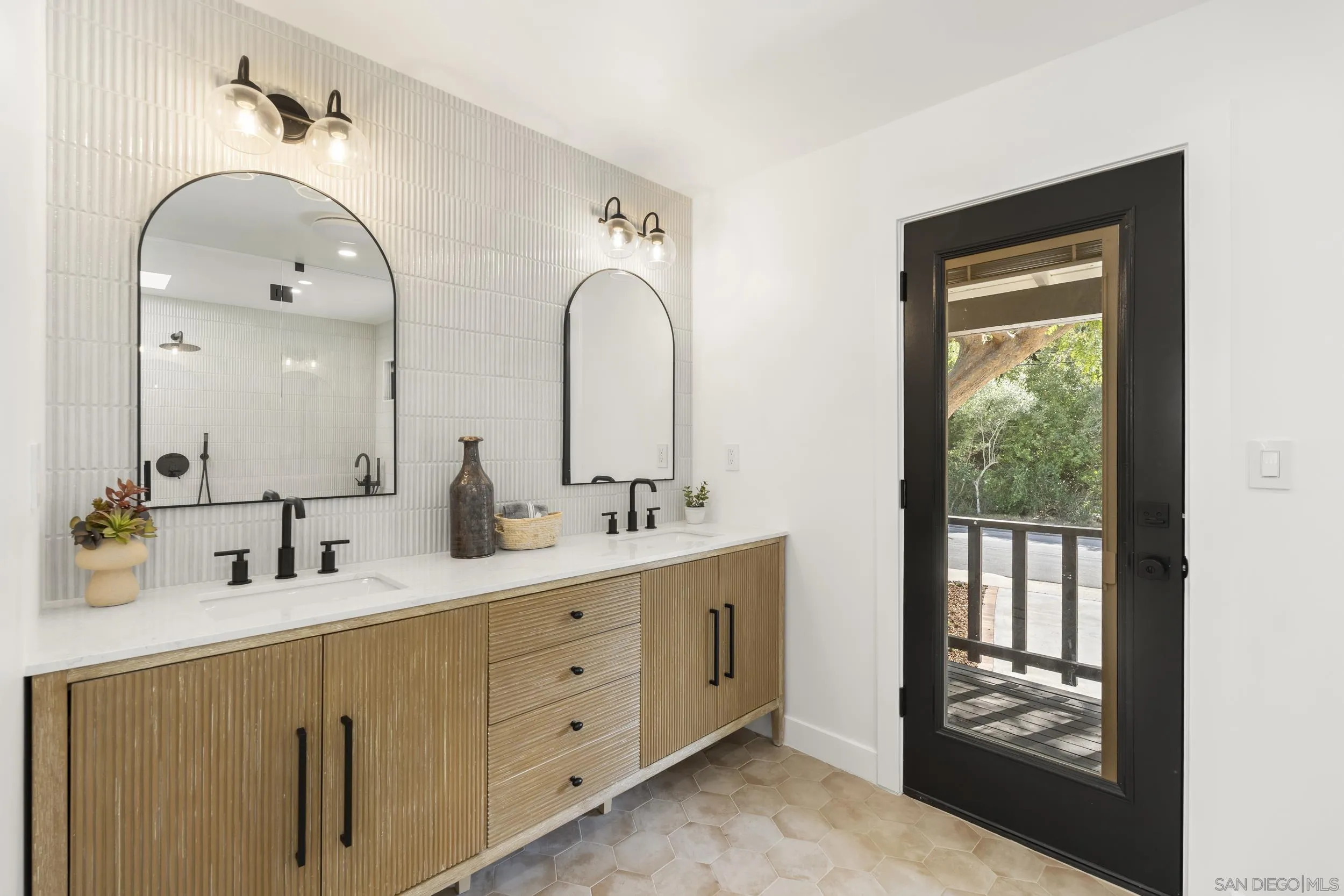 https://cdn.realtyfeed.com/cdn/127/260011071/97344bcdc1c390661c3e3718db489816.webp