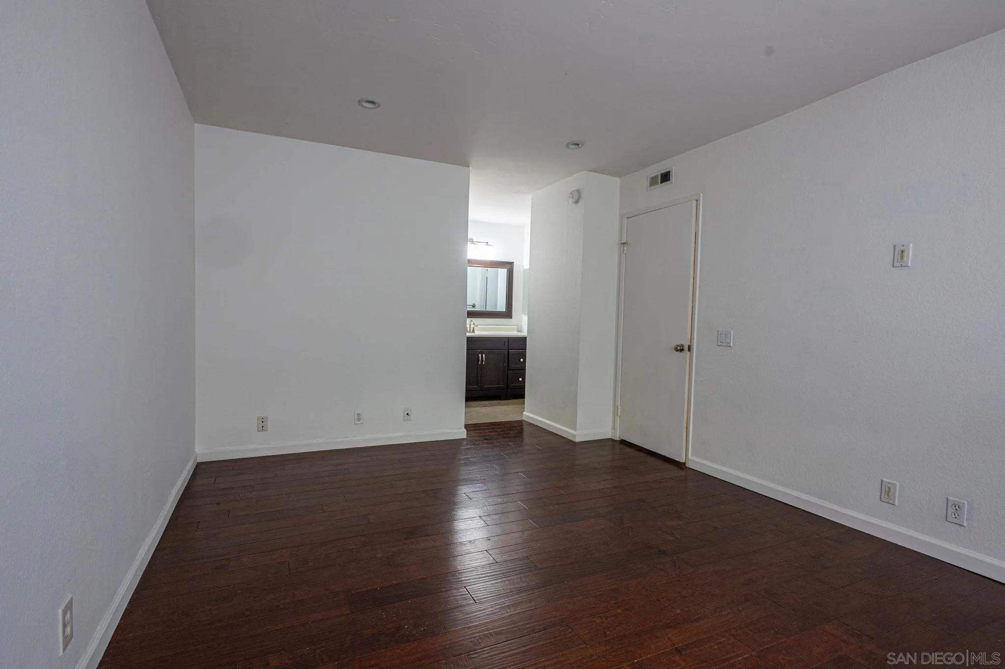 Photo #12: 260011074 Listing: Photo #12