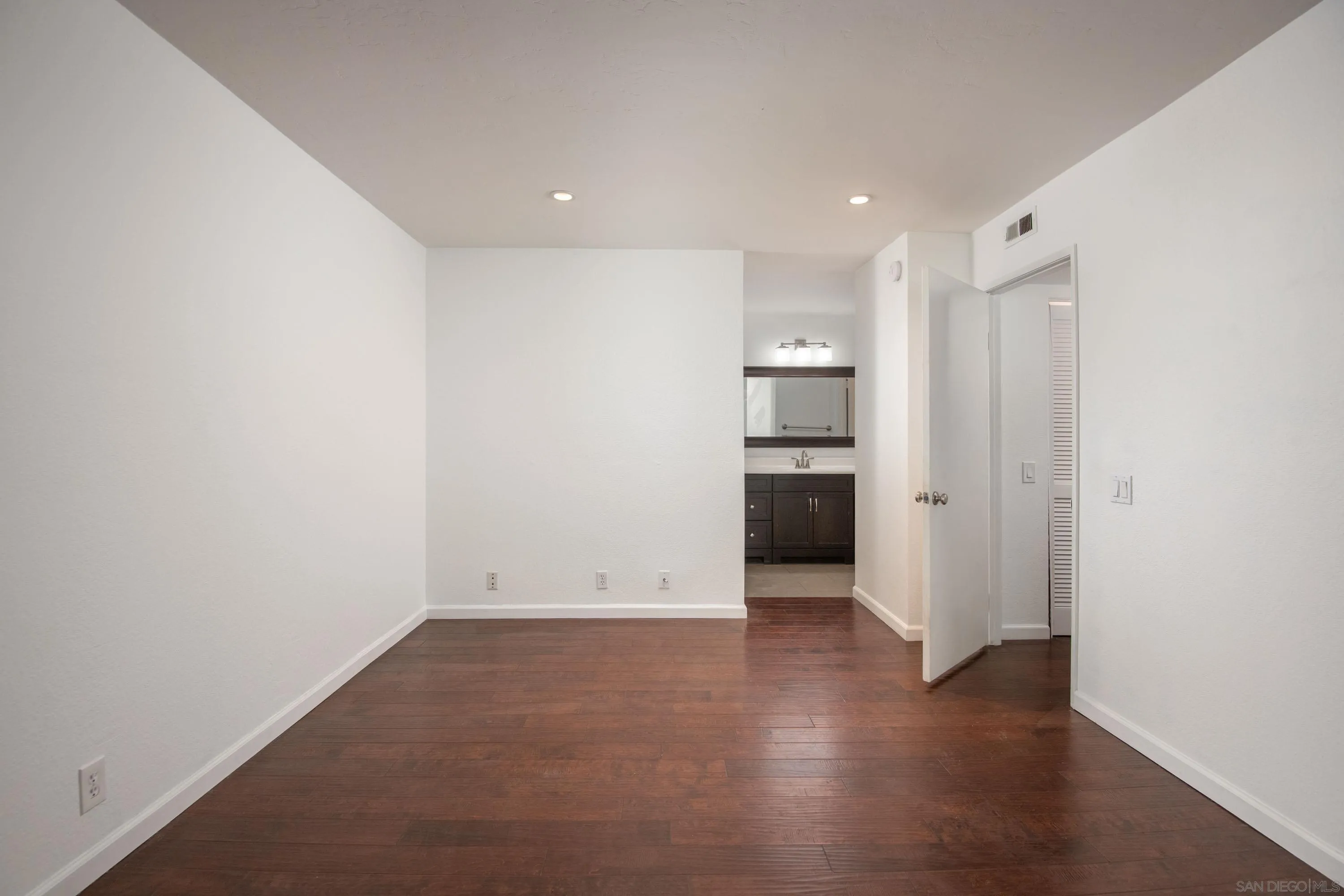https://cdn.realtyfeed.com/cdn/127/260011074/eb5ac629c70349ab4585faae780f44d1.webp