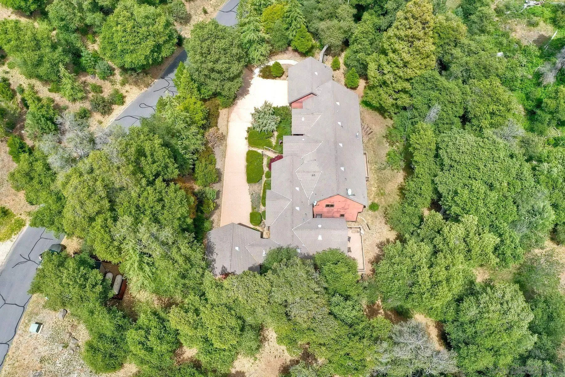 https://cdn.realtyfeed.com/cdn/127/260011084/0924139d0cd54131bc5106ca85d672ce.webp