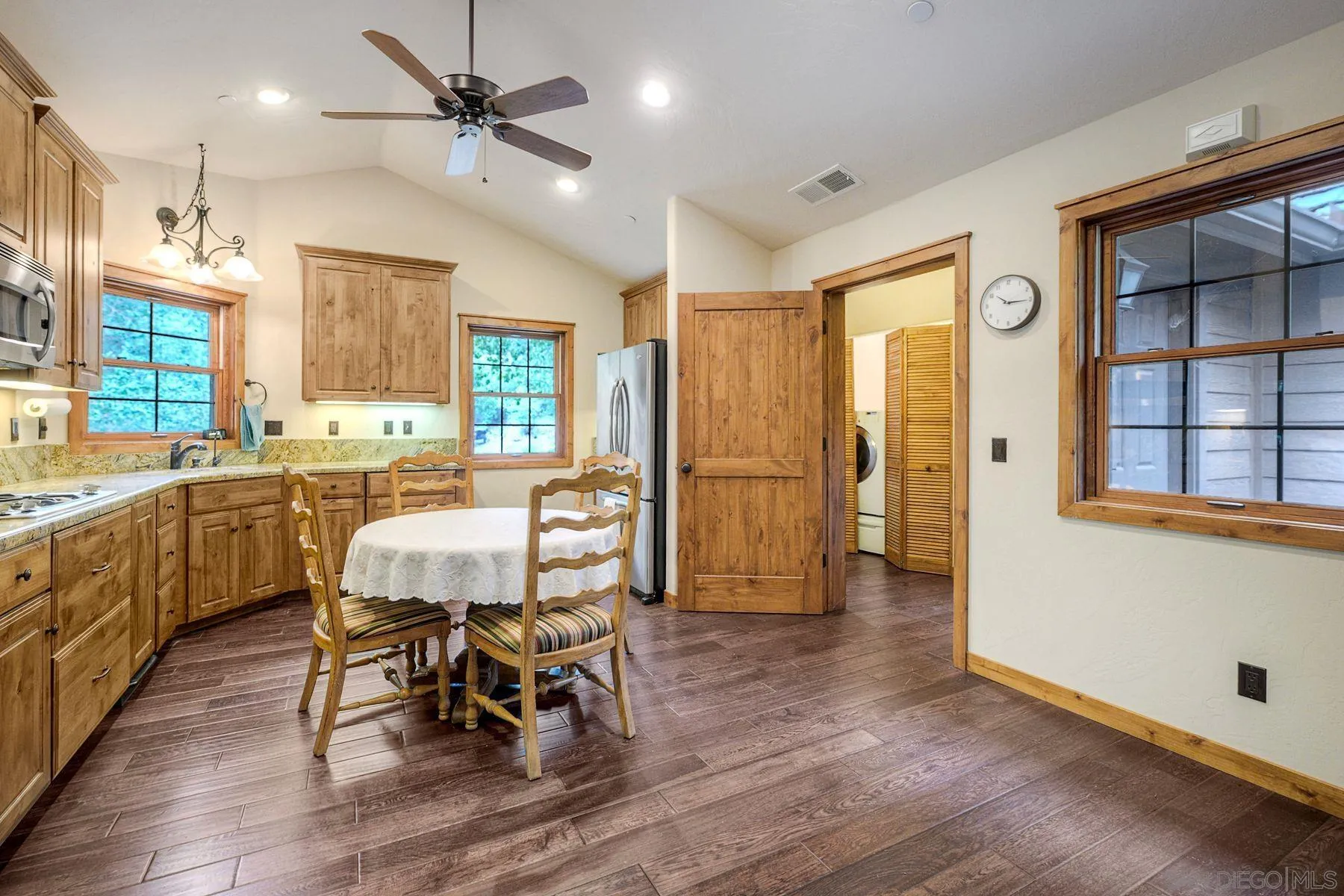 https://cdn.realtyfeed.com/cdn/127/260011084/2659bad81dad5214f1623109941e56c4.webp