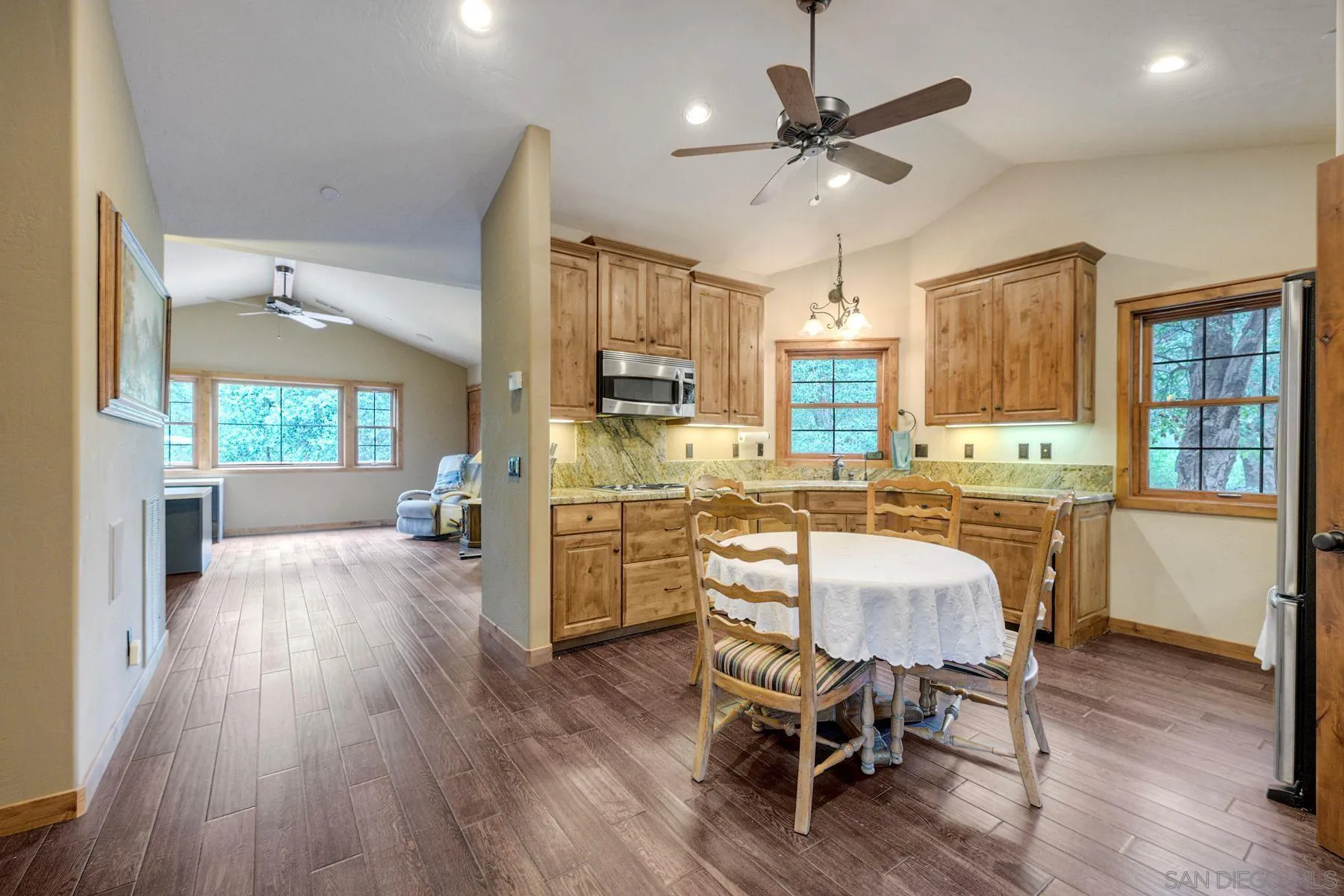 https://cdn.realtyfeed.com/cdn/127/260011084/851b1d6e3f15be857c0a1802163445dc.webp
