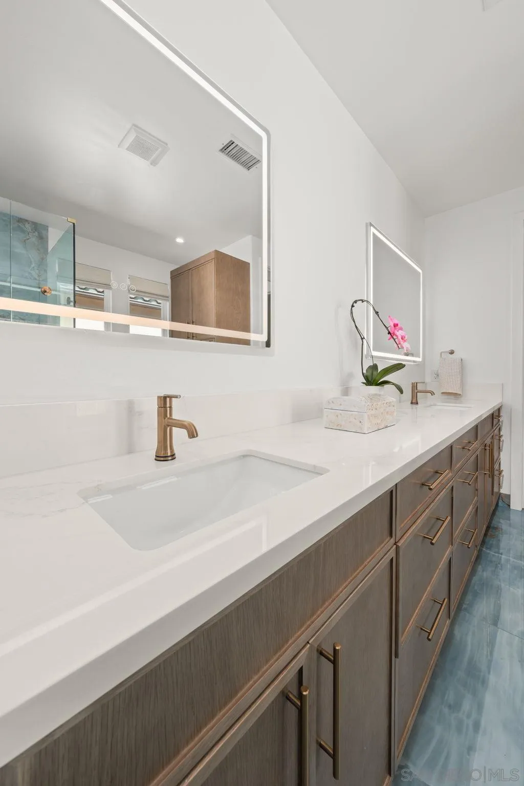 https://cdn.realtyfeed.com/cdn/127/260011087/7e5ccfe132fd8d68cf0cad55daa8ffeb.webp