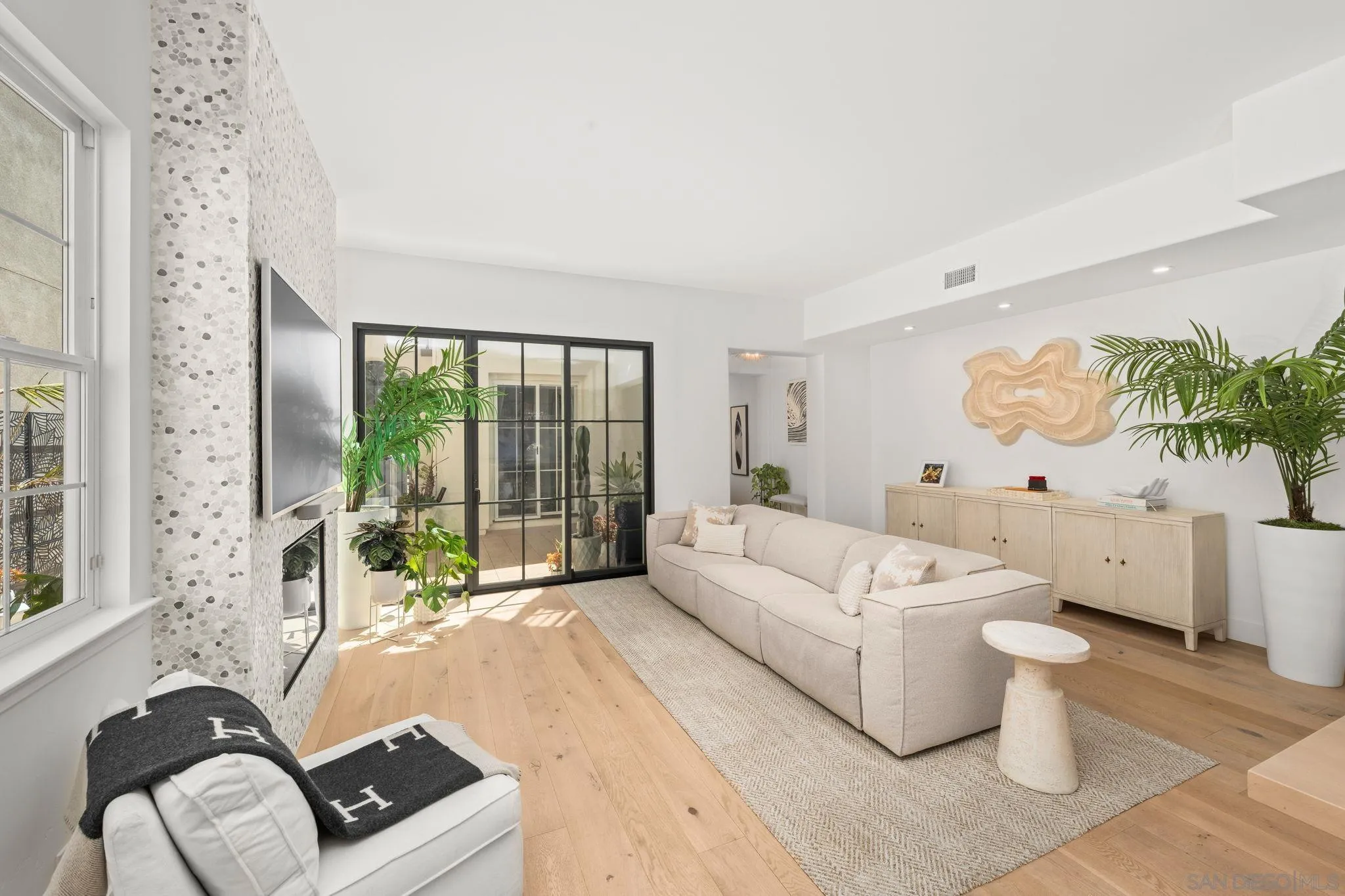 https://cdn.realtyfeed.com/cdn/127/260011087/a60dfe395f9c9bf40b1a1dc44ad03a65.webp