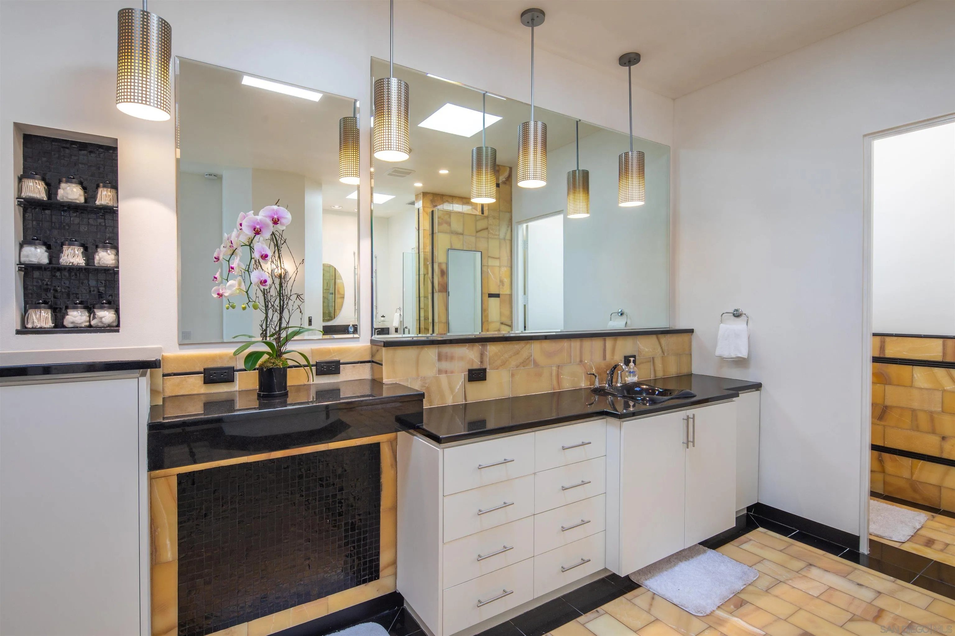 https://cdn.realtyfeed.com/cdn/127/260011095/ce7b7b9070d93e4b360cd5ecbd8d77d6.webp