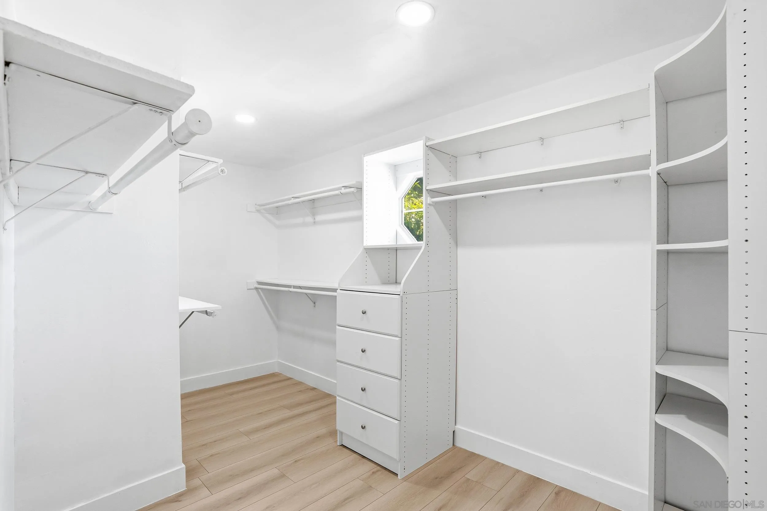 https://cdn.realtyfeed.com/cdn/127/260011098/cfe69b5f30fccb7a4bc810b8e0bfd543.webp