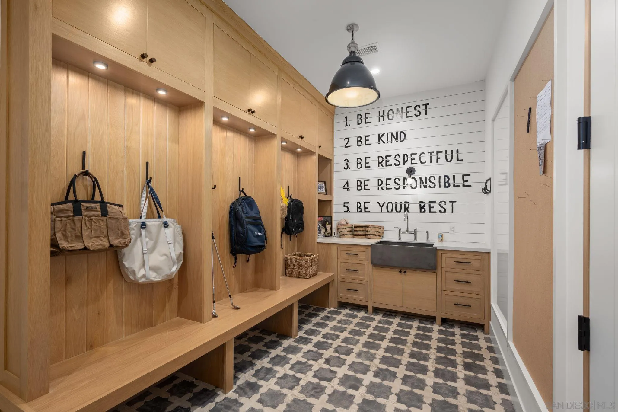 https://cdn.realtyfeed.com/cdn/127/260011122/5fdbf74195f5a28657b5f613db3144d5.webp