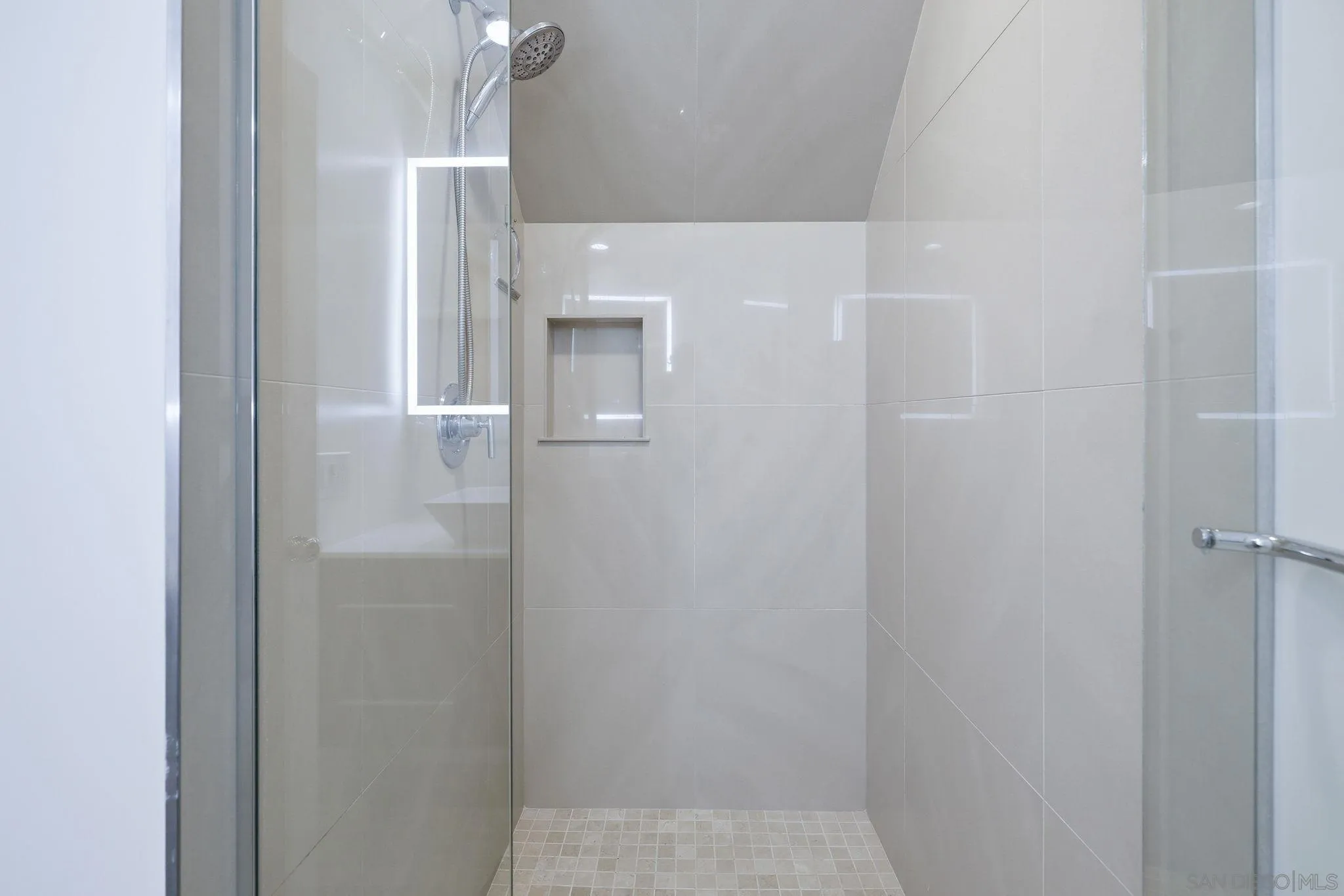 https://cdn.realtyfeed.com/cdn/127/260011144/1c0e4f8b4912efe67fa40b6526ec2de5.webp