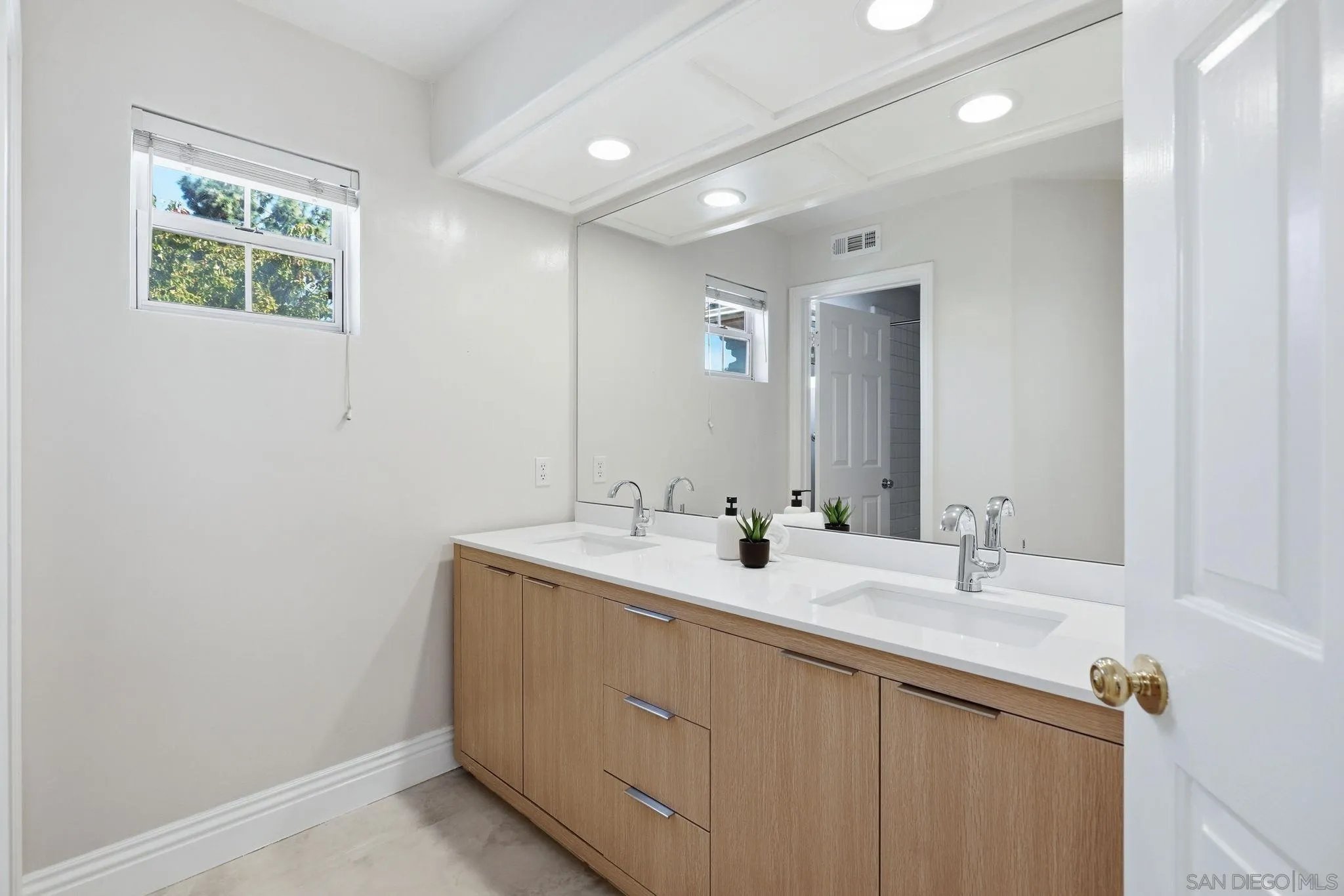 https://cdn.realtyfeed.com/cdn/127/260011144/952058055e56016f310e69b82f08e2f2.webp