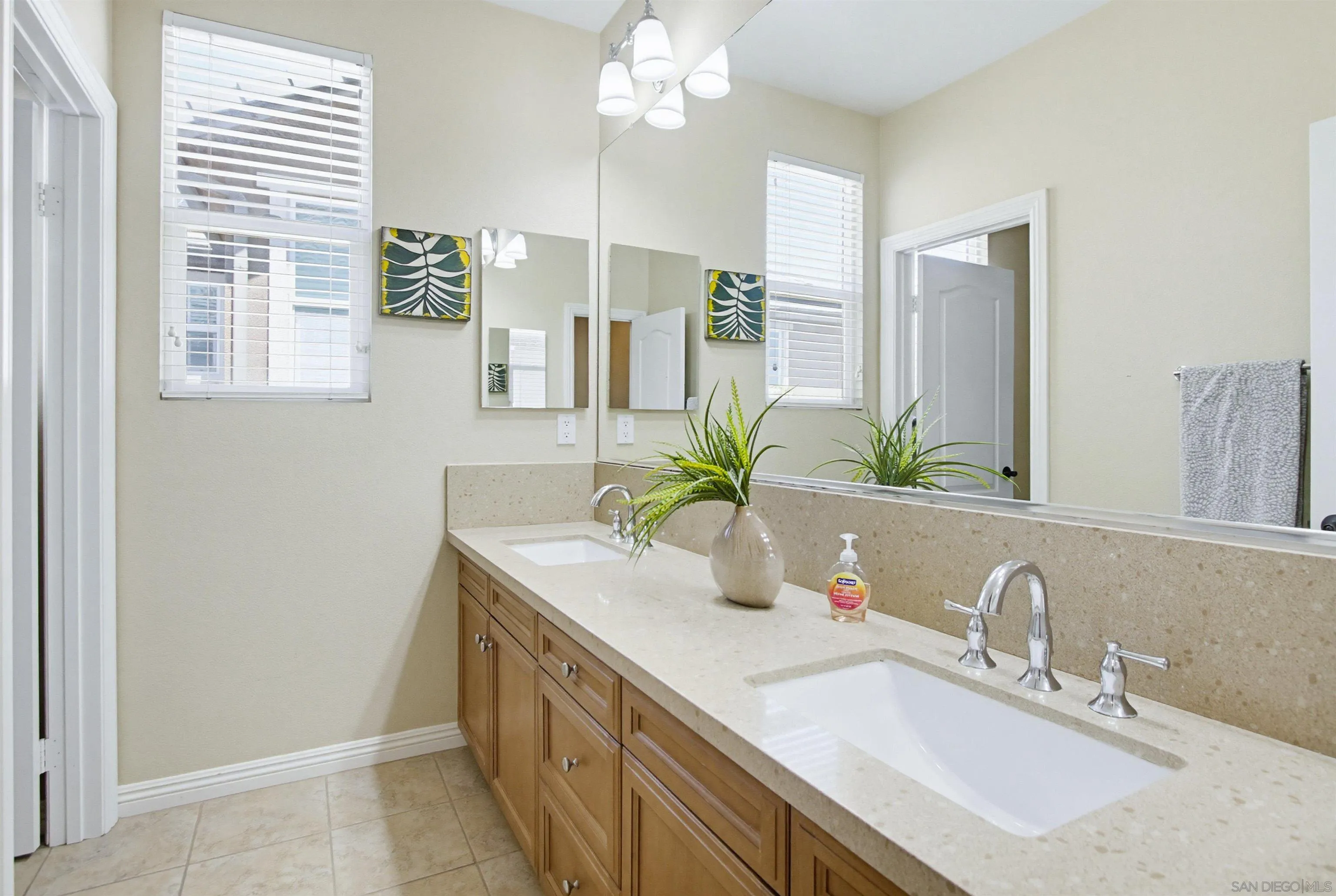 https://cdn.realtyfeed.com/cdn/127/260011161/f27ce7a9a5a7aabcc5975f708271b682.webp
