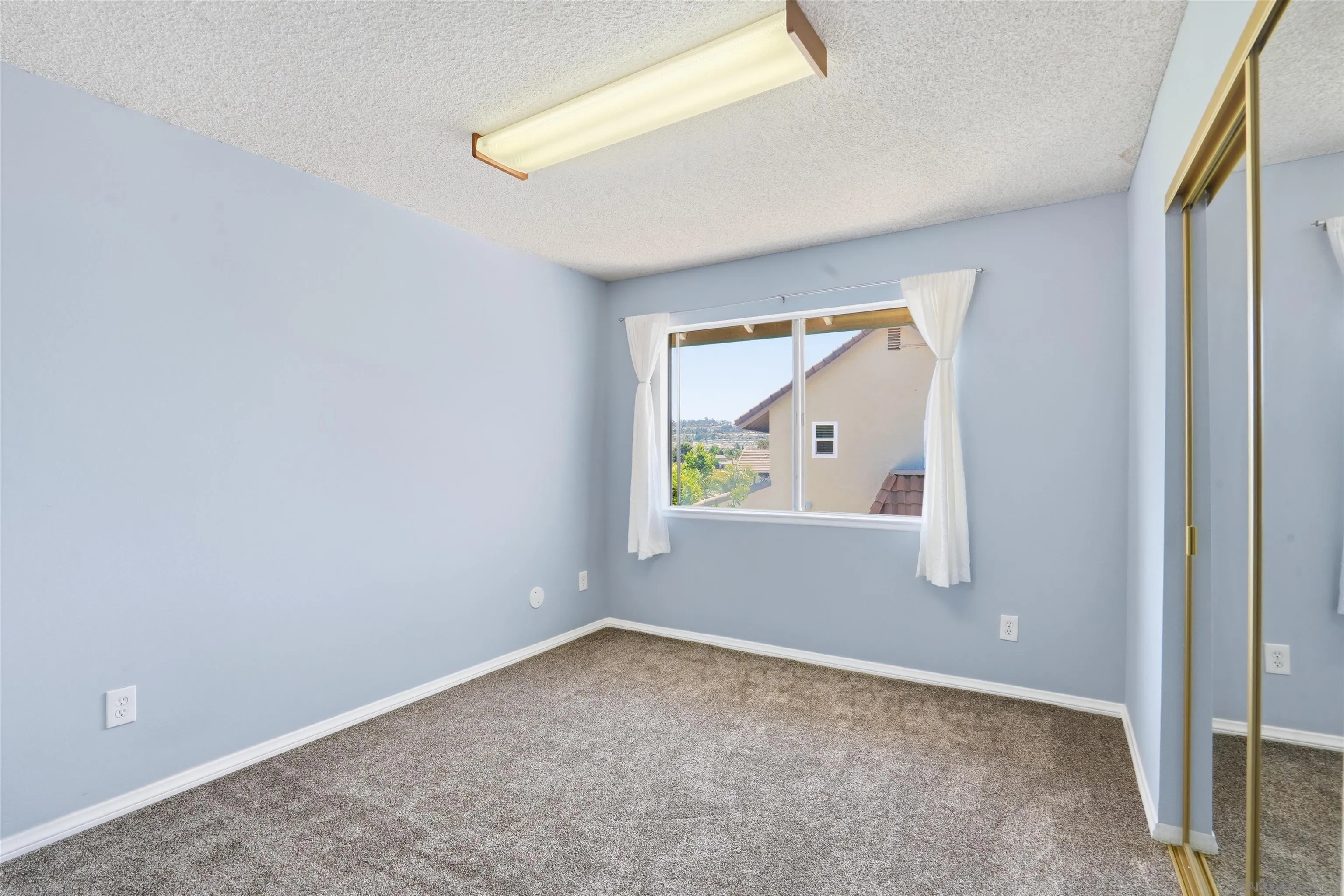 https://cdn.realtyfeed.com/cdn/127/260011182/ad76392bbe2e5947b2cde195c2a4f57b.webp