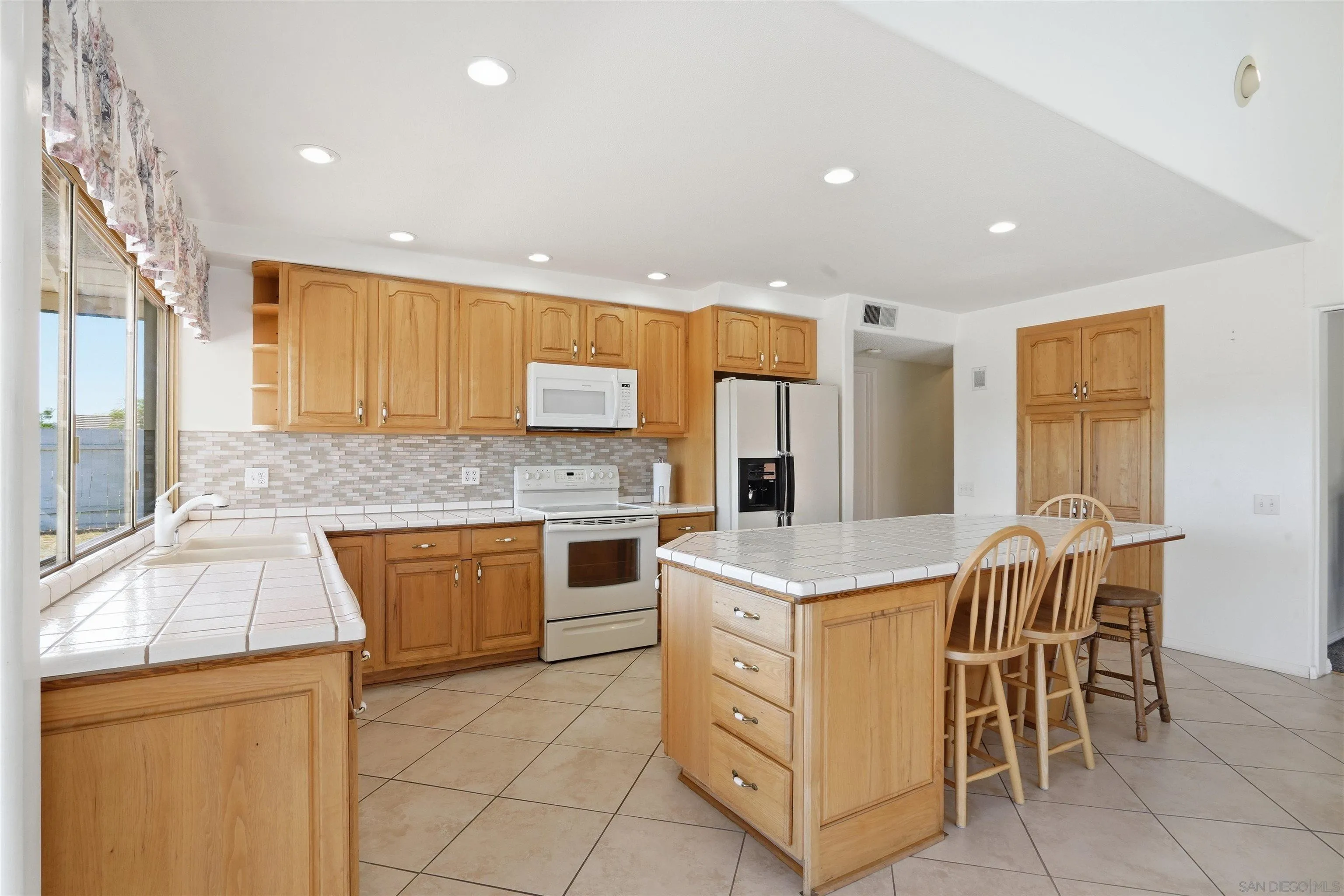 https://cdn.realtyfeed.com/cdn/127/260011182/b99885f86e06ddbbf0ed6fe87040c8f4.webp