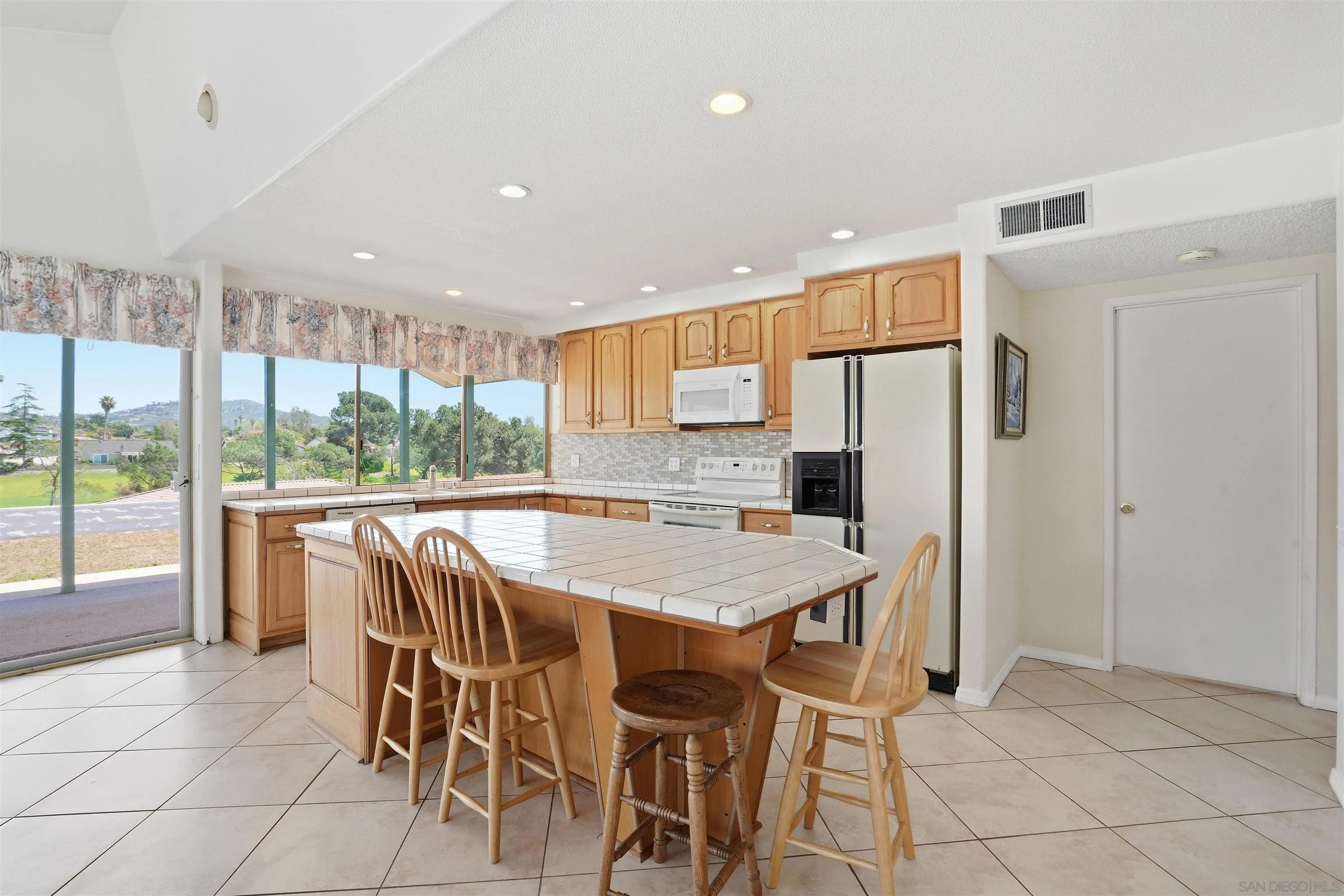 https://cdn.realtyfeed.com/cdn/127/260011182/ffbcda0ac186efd48b921195a9807fd1.webp
