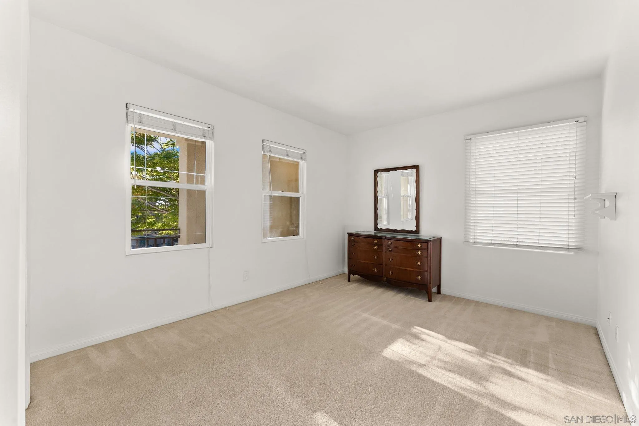 https://cdn.realtyfeed.com/cdn/127/260011189/c5a8a660477b7d79b1339deb681af5d8.webp