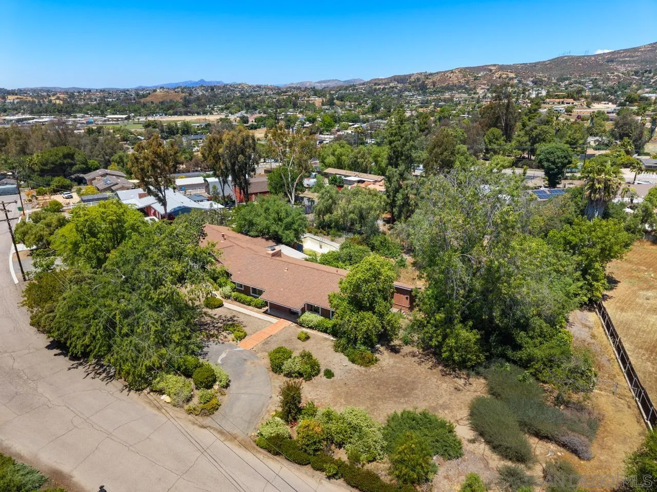 https://cdn.realtyfeed.com/cdn/127/260011195/8891f9b2940d827e378f17f506a9d300.webp