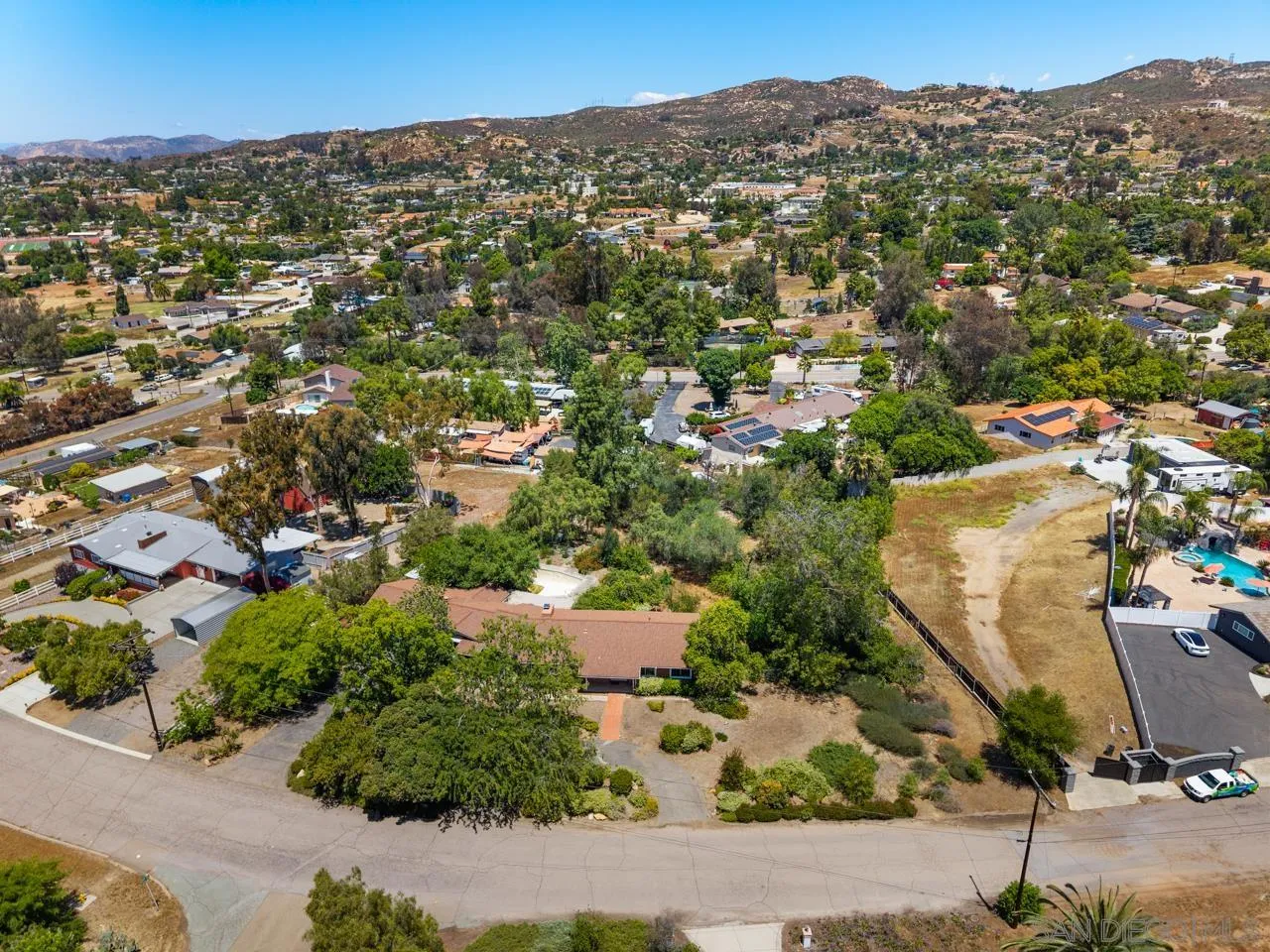 https://cdn.realtyfeed.com/cdn/127/260011195/8bf35ad3a4ae30ac56fe19e6a156c8ab.webp