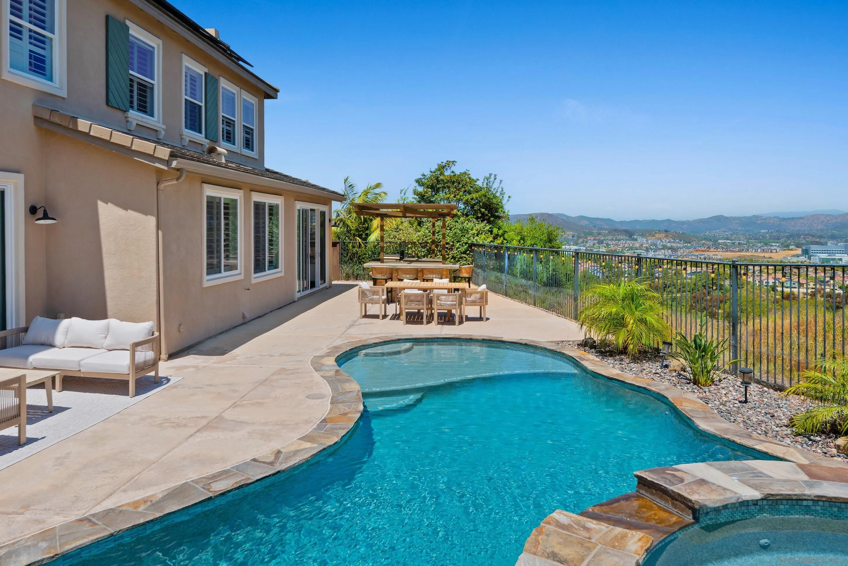 https://cdn.realtyfeed.com/cdn/127/260011200/39cd1278e5805bc1a6c41ca82c2c342f.webp