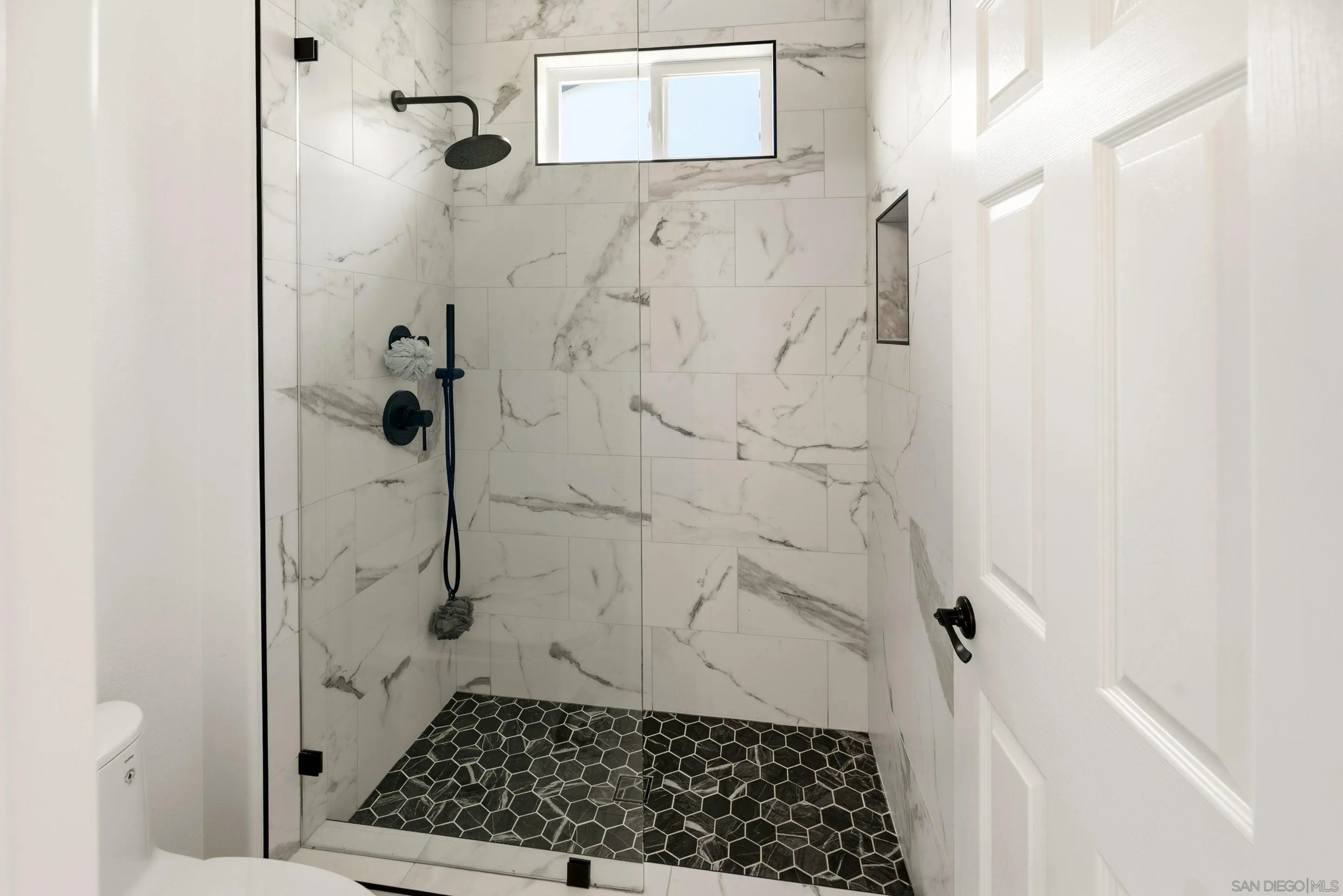 https://cdn.realtyfeed.com/cdn/127/260011200/8afadb2ff60f3aa2f9f2c1a55d6e77cd.webp