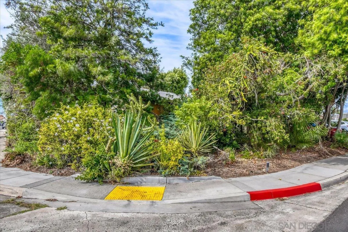 https://cdn.realtyfeed.com/cdn/127/260011202/a42c8433f632449e281d7c656a9d8fb8.webp