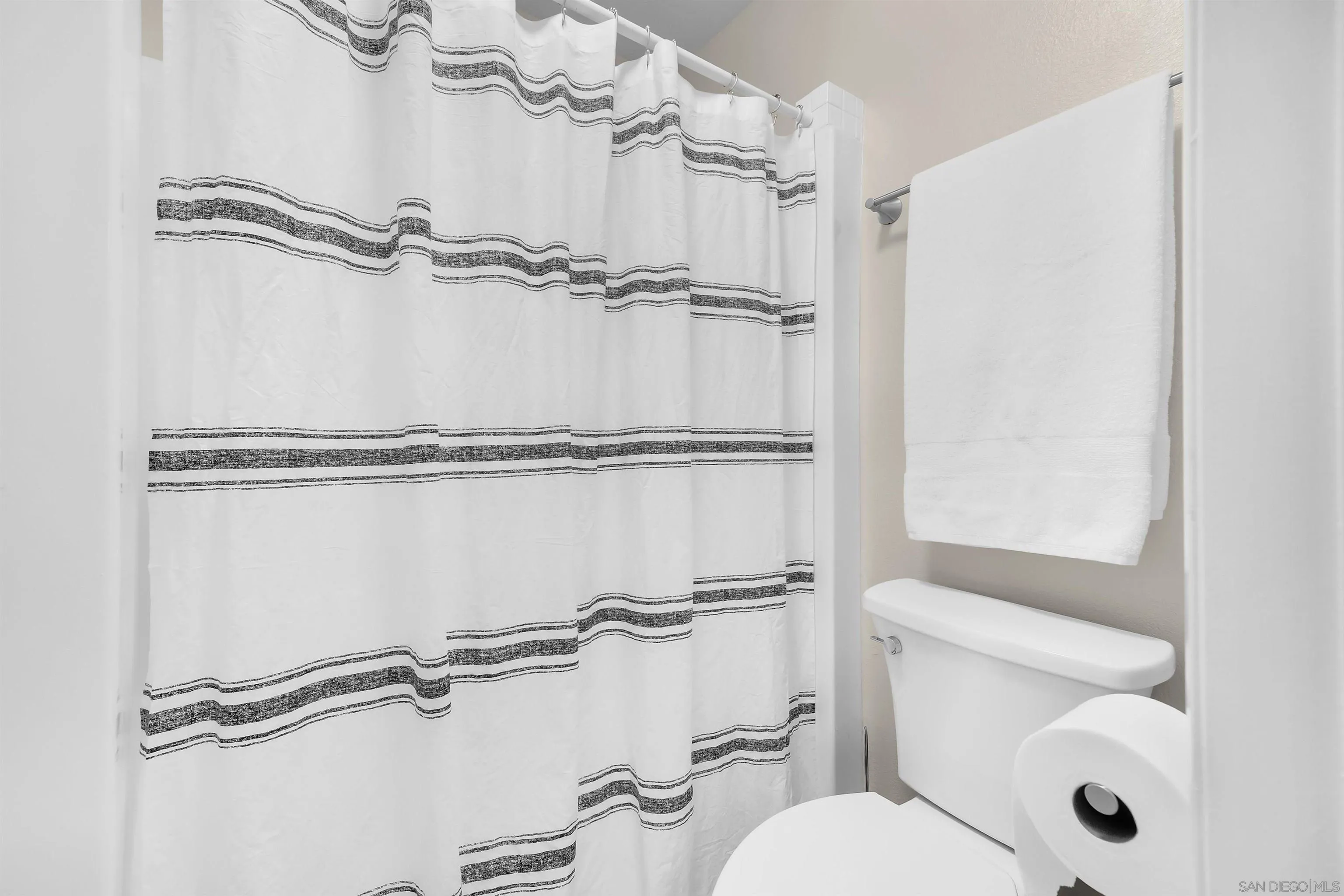 https://cdn.realtyfeed.com/cdn/127/260011203/43dd0792bf5ca0b978cdb8ead1213fb4.webp