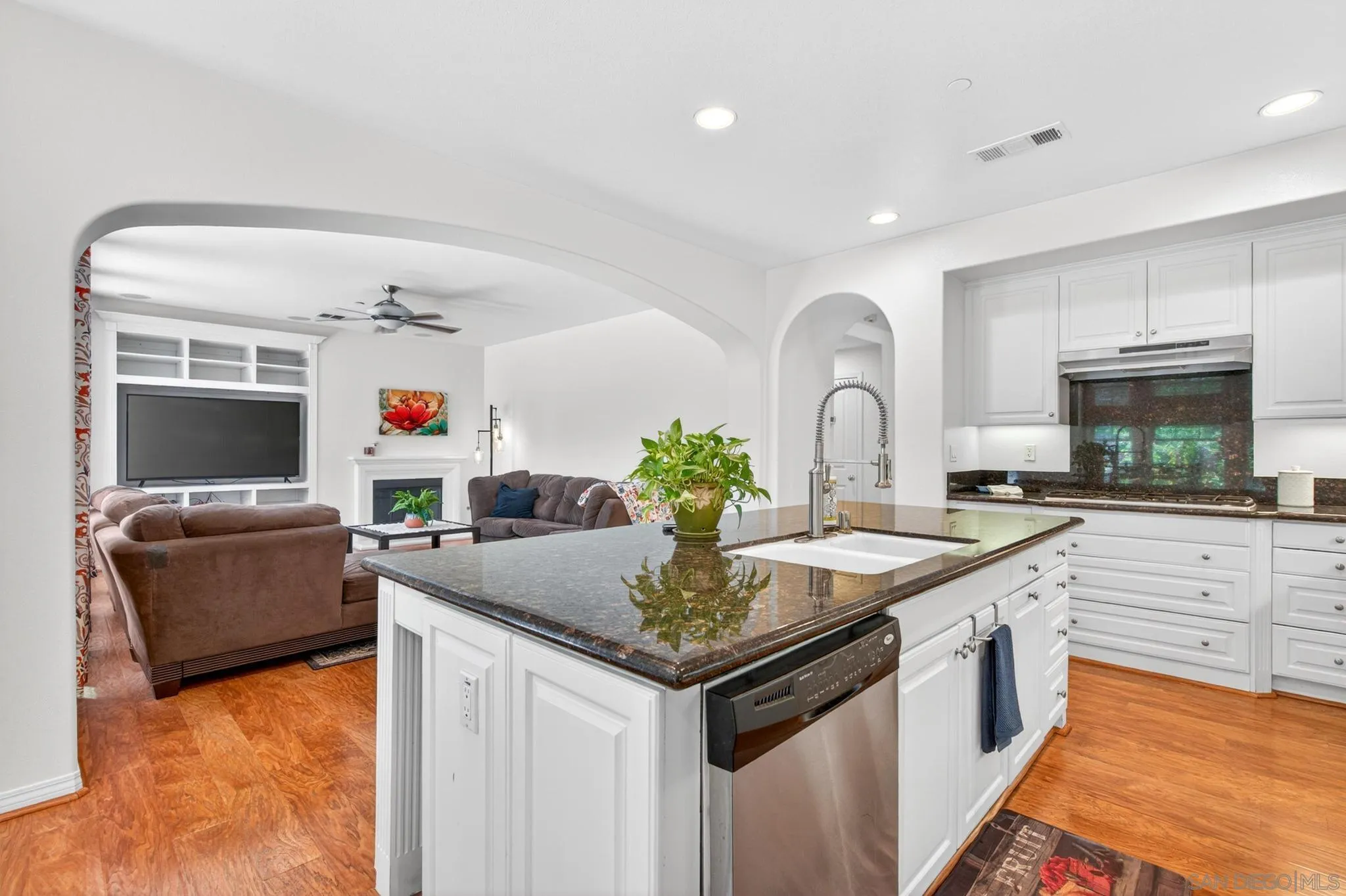 https://cdn.realtyfeed.com/cdn/127/260011207/c3cf07444a274aa9d4f98c64da3fd323.webp