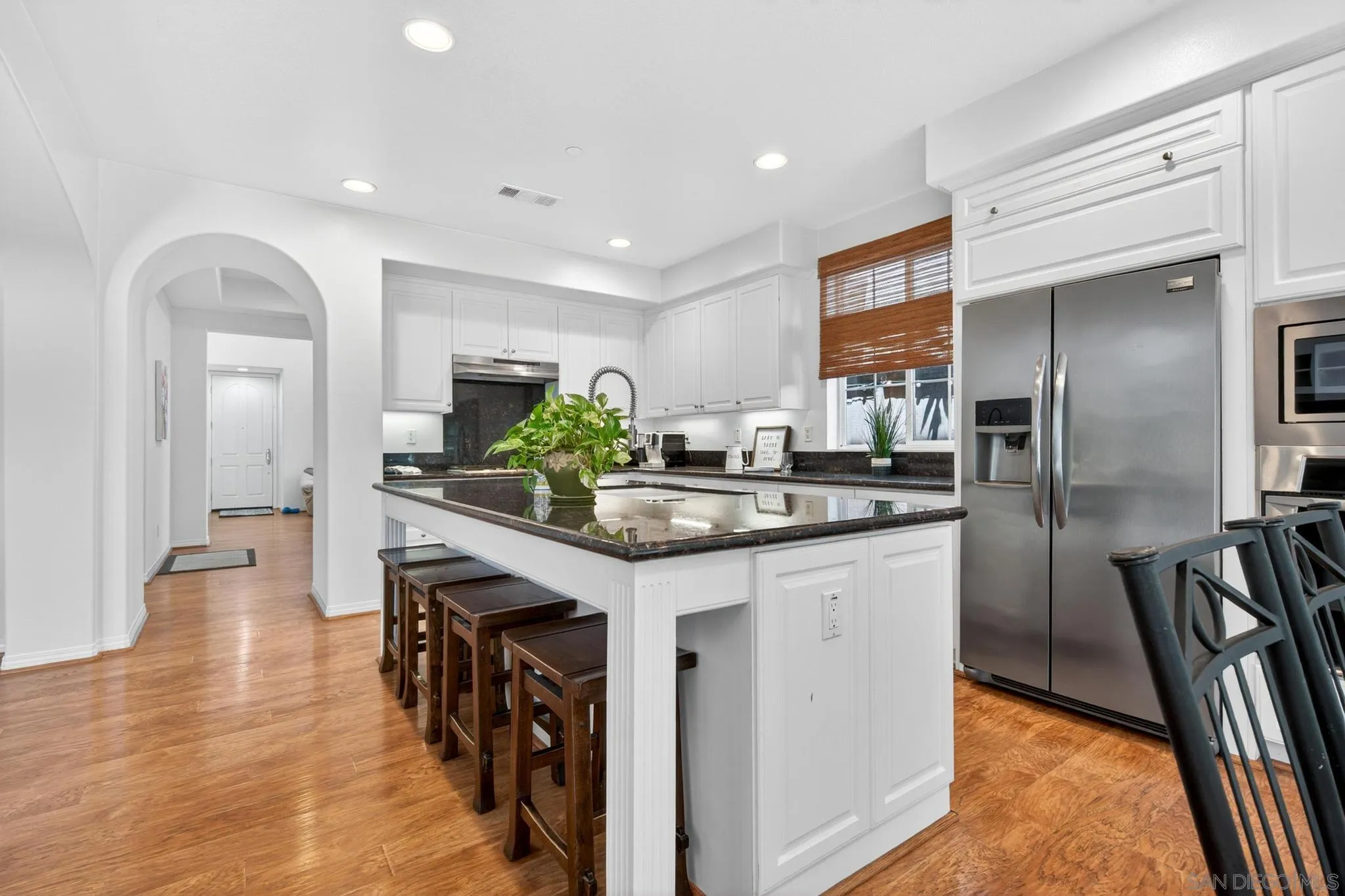 https://cdn.realtyfeed.com/cdn/127/260011207/fb0b68a8d856553b565feee4f3f85688.webp