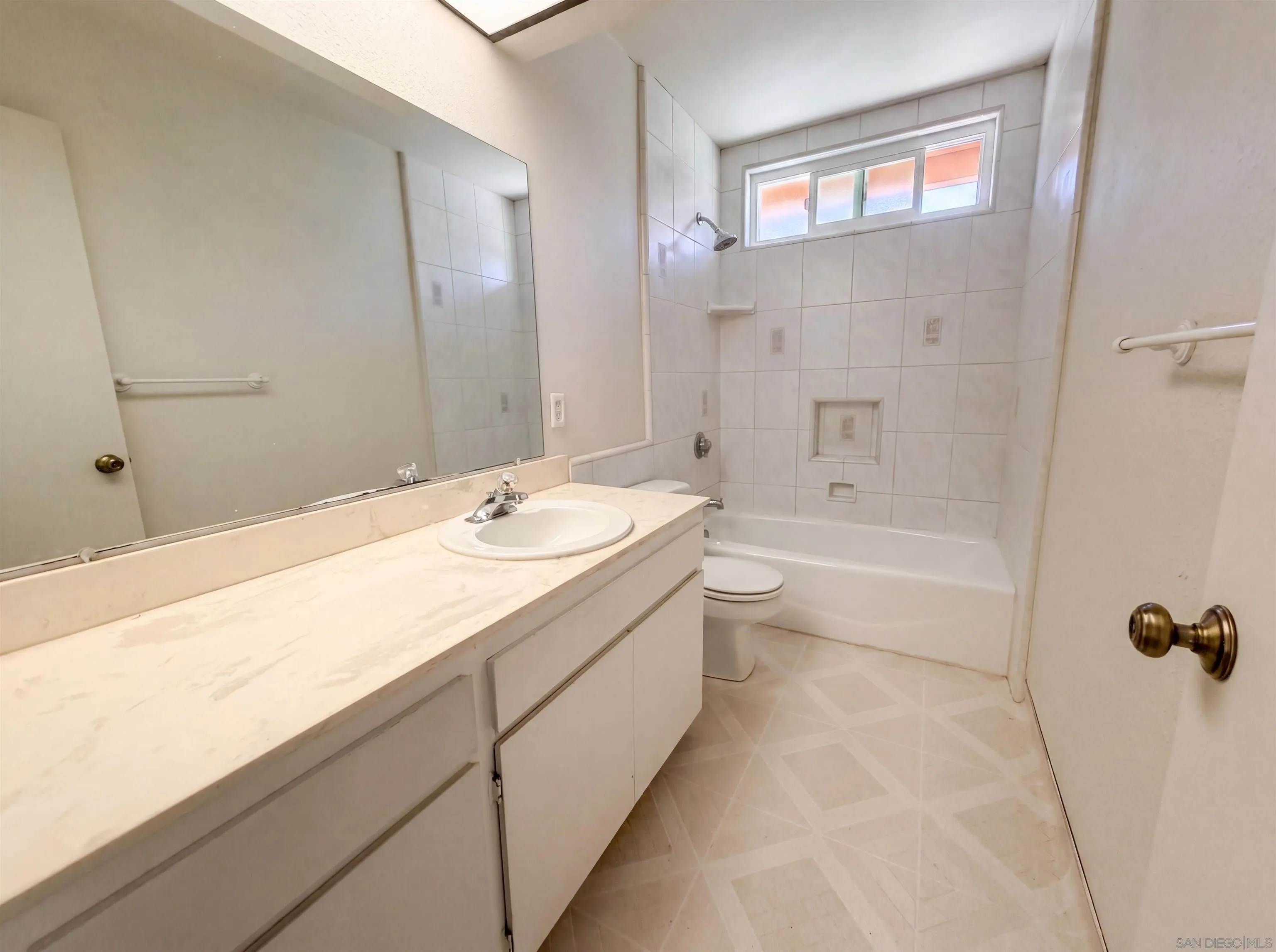 https://cdn.realtyfeed.com/cdn/127/260011210/04a259befc260a3d6f34dccbaaab3968.webp