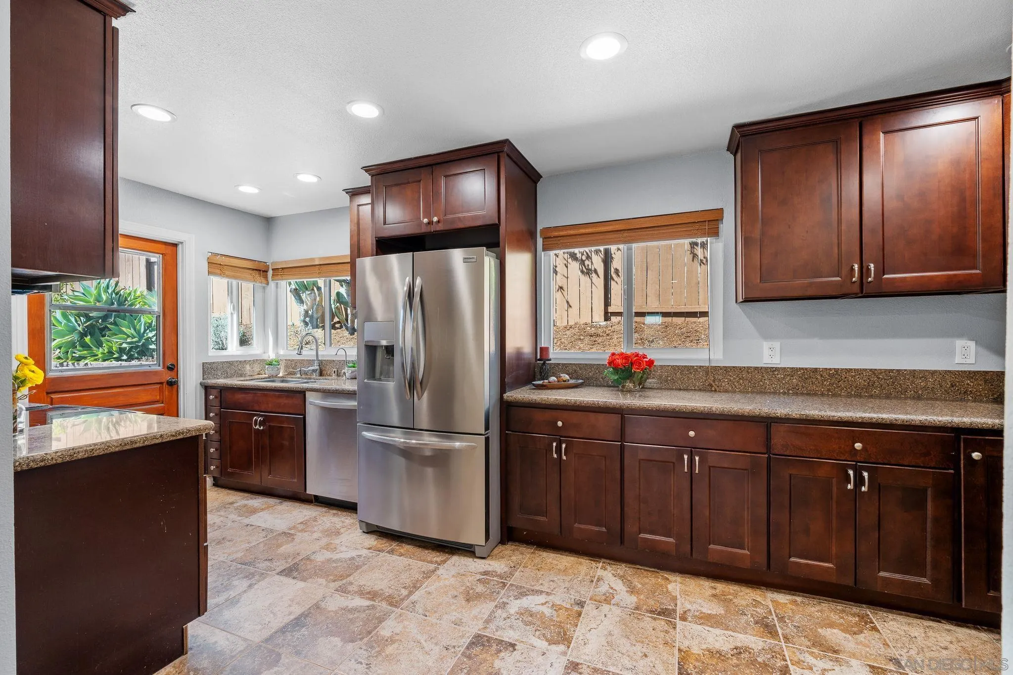 https://cdn.realtyfeed.com/cdn/127/260011211/adee35d24139ea7bf3451af758e55596.webp