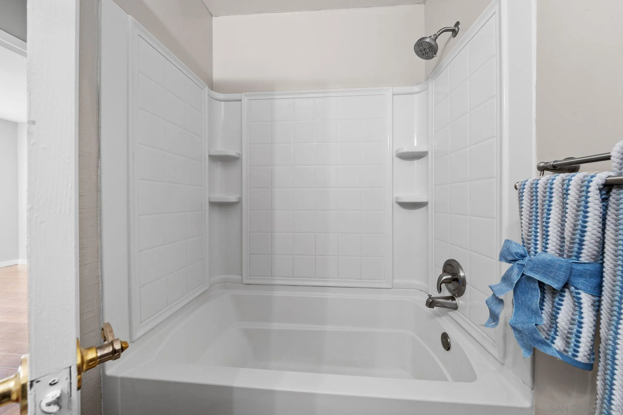 https://cdn.realtyfeed.com/cdn/127/260011211/c5d43e471d5cc342c0da0706c03c6c79.webp