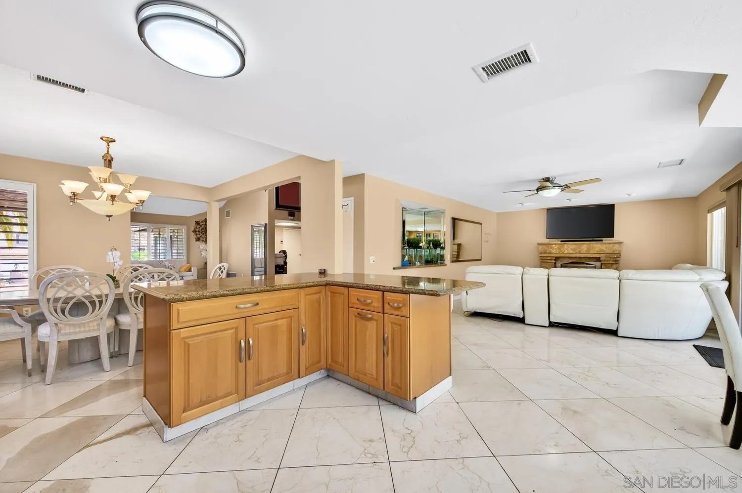 https://cdn.realtyfeed.com/cdn/127/260011215/5d6551a13e55a29cf6b6b70fc33187c4.webp