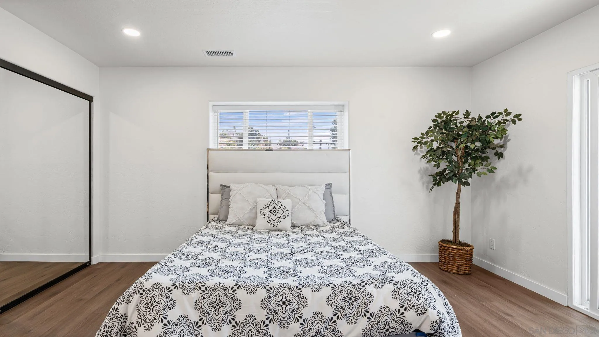https://cdn.realtyfeed.com/cdn/127/260011216/7e2bedce5b9bfea8363cd2786a149624.webp