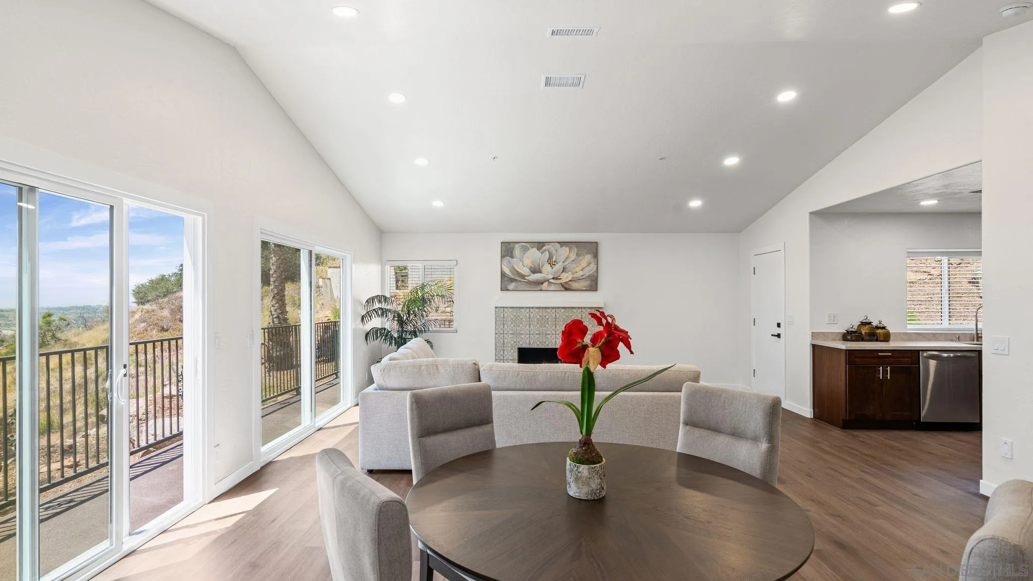 https://cdn.realtyfeed.com/cdn/127/260011216/be1541bb6a0f94ee64ee2df25094b26c.webp