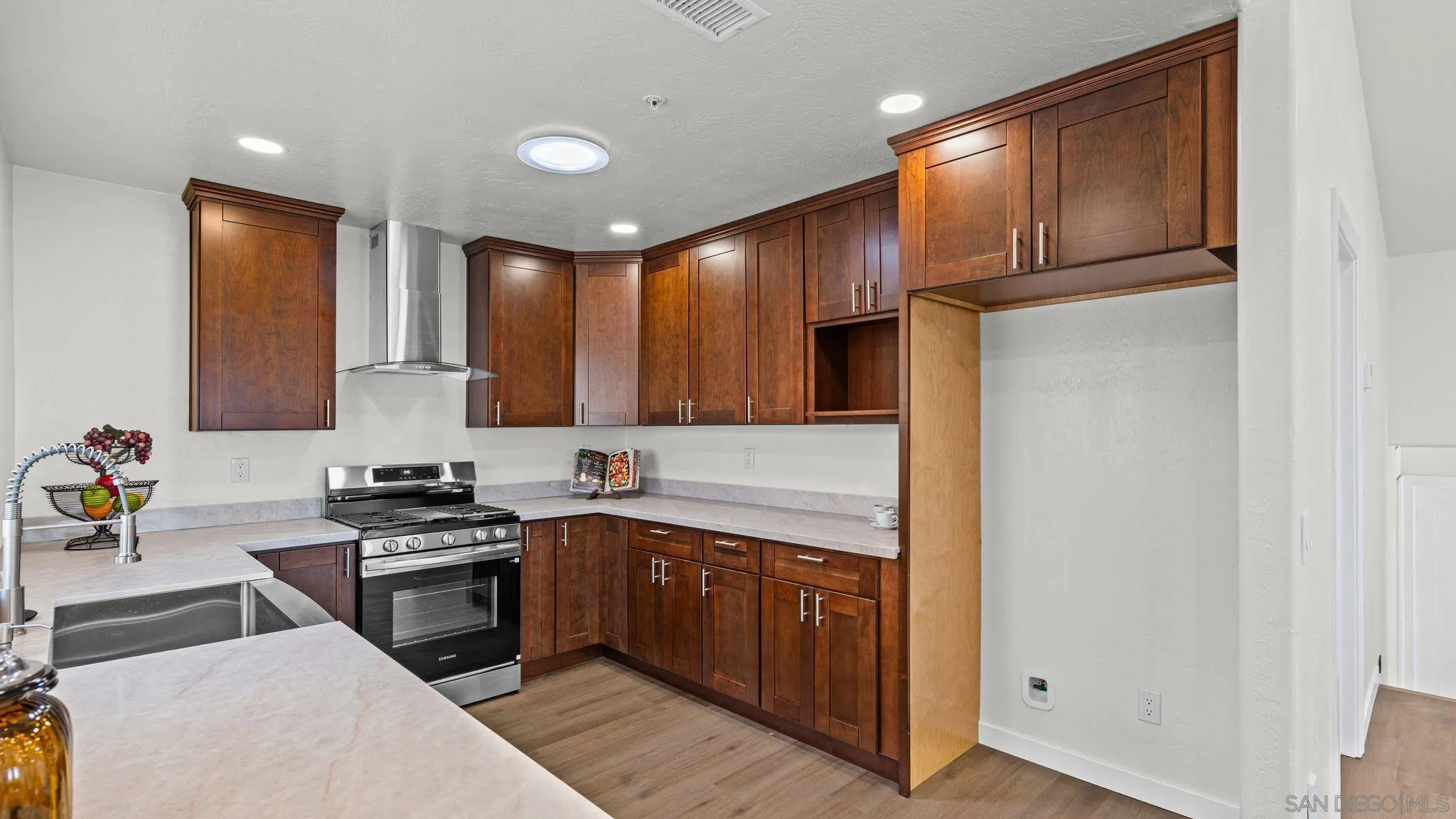 https://cdn.realtyfeed.com/cdn/127/260011216/eabd4d6c00a50ae6f68fb06a5073eeb2.webp