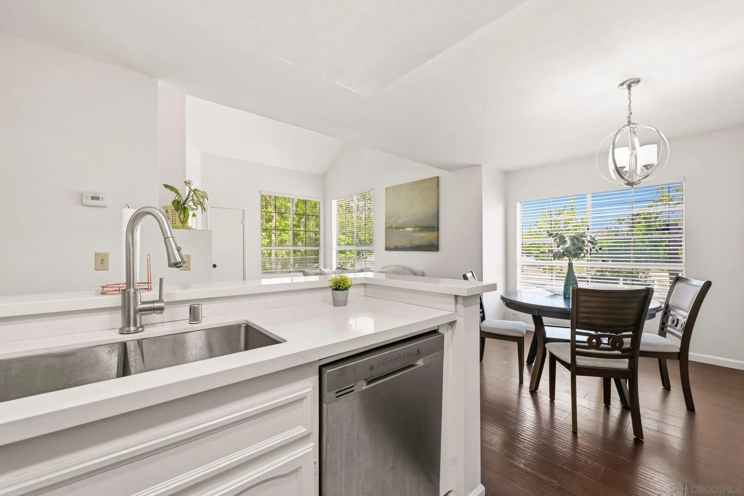 https://cdn.realtyfeed.com/cdn/127/260011225/464cecf679dc8b242bae5967d52a0b53.webp