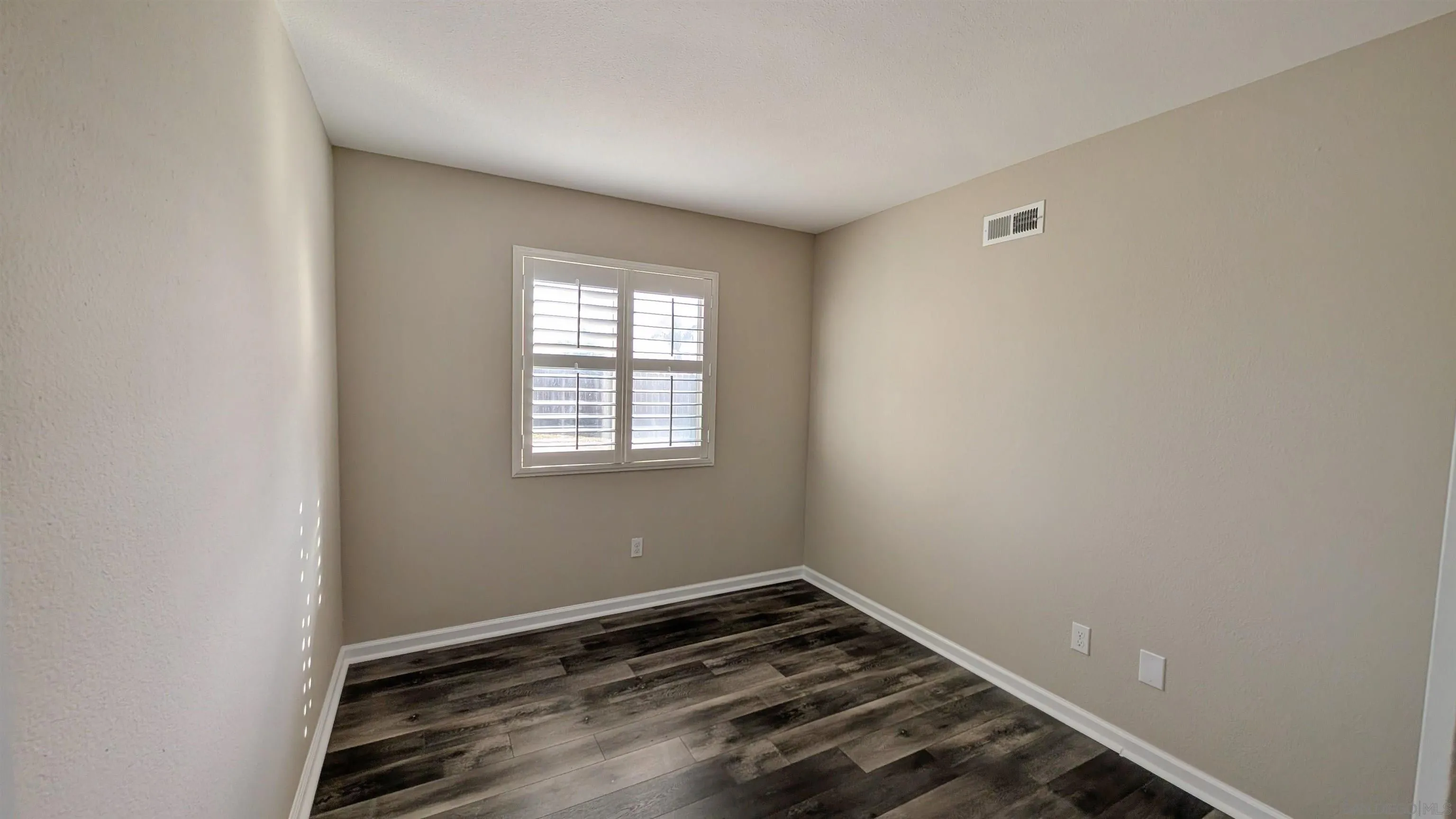 https://cdn.realtyfeed.com/cdn/127/260011231/d30aa6b2f96bb63cda6cdab643d6fc72.webp