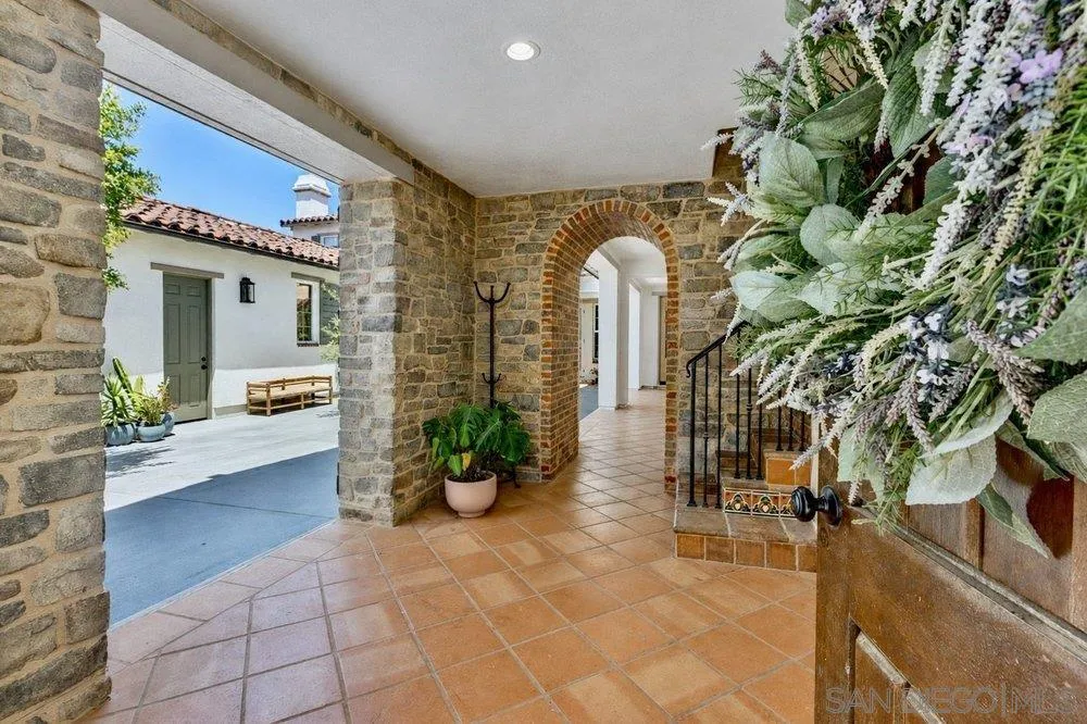 https://cdn.realtyfeed.com/cdn/127/260011236/1731012f9f1d8b35de9bd98bcb8dfa79.webp