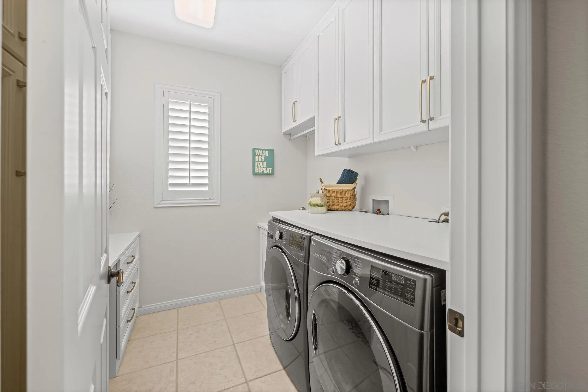 https://cdn.realtyfeed.com/cdn/127/260011254/b9e307f55a49360bb5233d939bcc9791.webp