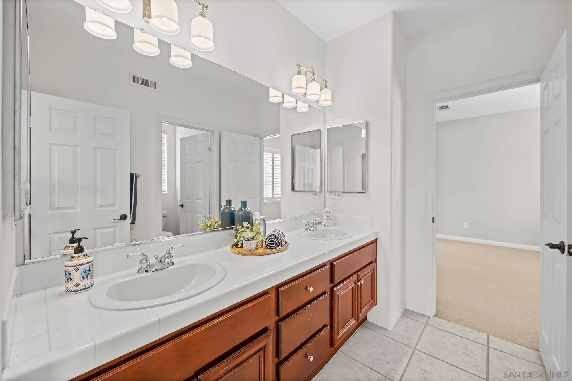 https://cdn.realtyfeed.com/cdn/127/260011254/f38dceb3613ce55536c638b1bd2a0bd3.webp