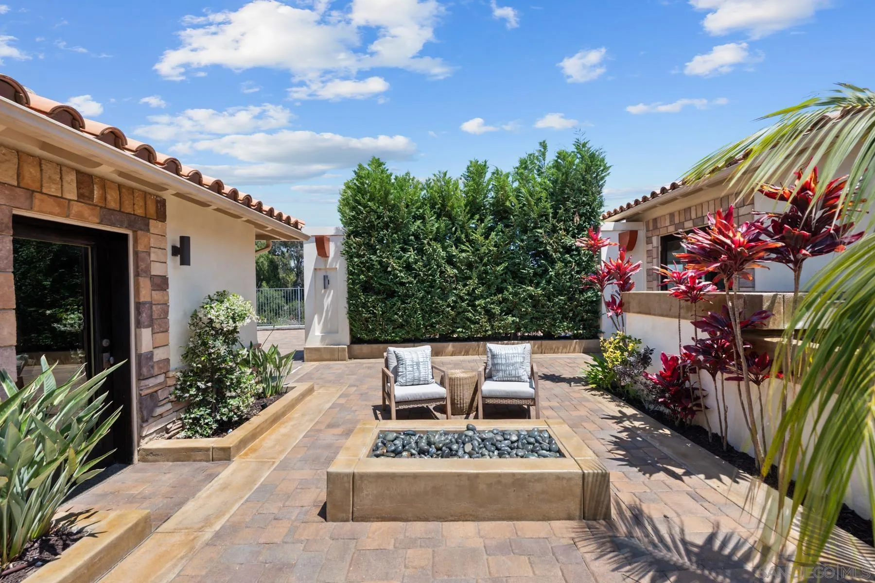 https://cdn.realtyfeed.com/cdn/127/260011270/01816cfab8238eb2a3a6e952e2da33e9.webp