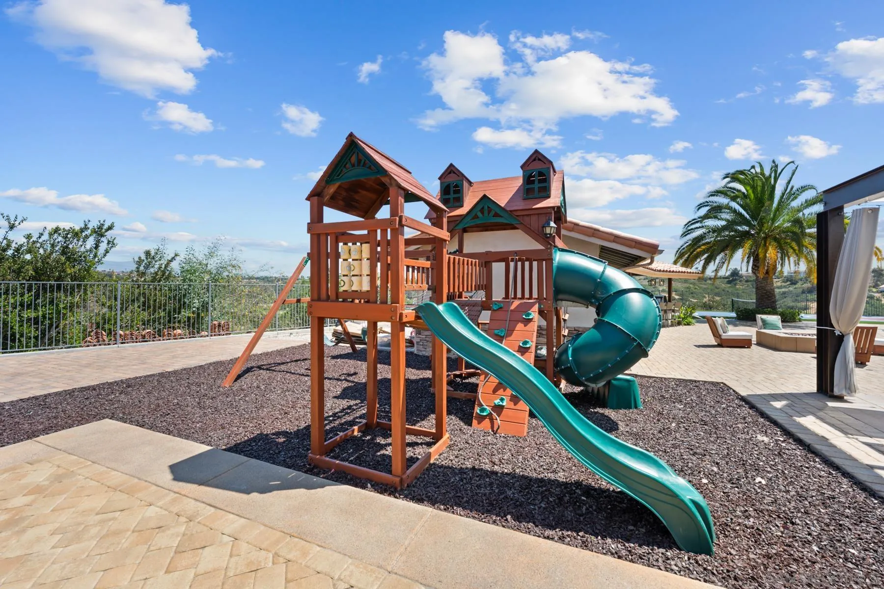 https://cdn.realtyfeed.com/cdn/127/260011270/090232e148c204d17733ca68b675fa61.webp